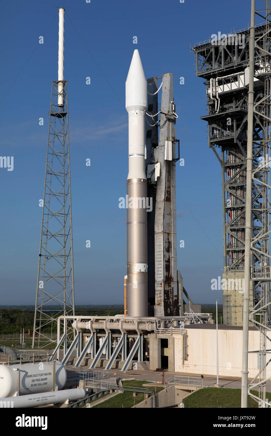 Cape Canaveral, Vereinigten Staaten von Amerika. 17 Aug, 2017. Die United Launch Alliance Atlas-V-Rakete ist Positionen im Space Launch Complex 41 auf Cape Canaveral Air Force Station August 17, 2017 in Cape Canaveral, Florida. Die kommerziellen Rakete geplant Die NASA-Tracking und Data Relay Satellite, TDRS-M auf Orbit am 18. August zu senden. Credit: Planetpix/Alamy leben Nachrichten Stockfoto