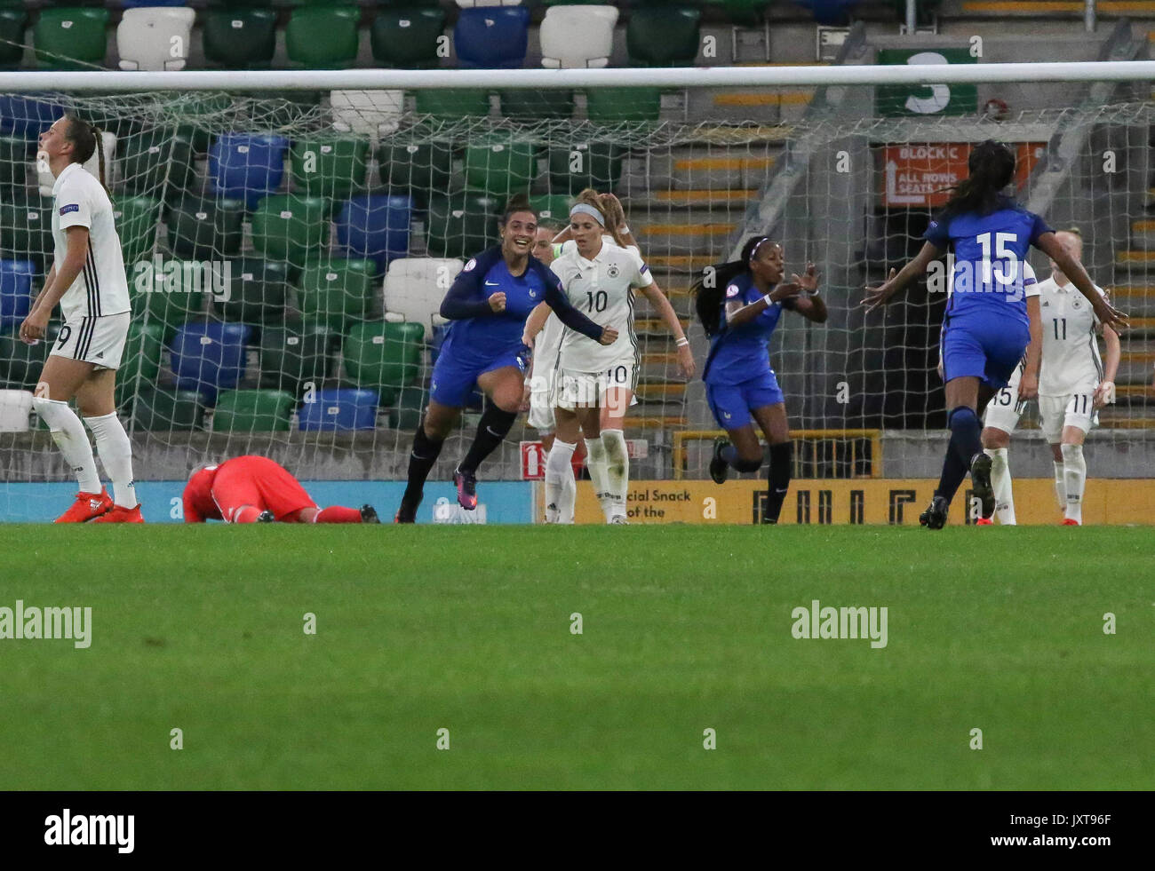 Nationale Fußball-Stadion im Windsor Park, Belfast, Nordirland. 17. August 2017. UEFA U19-Europameisterschaft der Frauen - Halbfinale 2 Deutschland 1 Frankreich 2. Julie Thibaud (links) läuft Ihr Ziel für Frankreich zu feiern. Quelle: David Hunter/Alamy Leben Nachrichten. Stockfoto