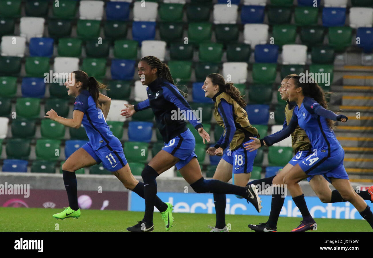 Nationale Fußball-Stadion im Windsor Park, Belfast, Nordirland. 17. August 2017. UEFA U19-Europameisterschaft der Frauen - Halbfinale 2 Deutschland 1 Frankreich 2. Frankreichs substitites Ansturm auf den Sieg bei voller zu feiern. Credit: David Hunter/Alamy Leben Nachrichten. Stockfoto