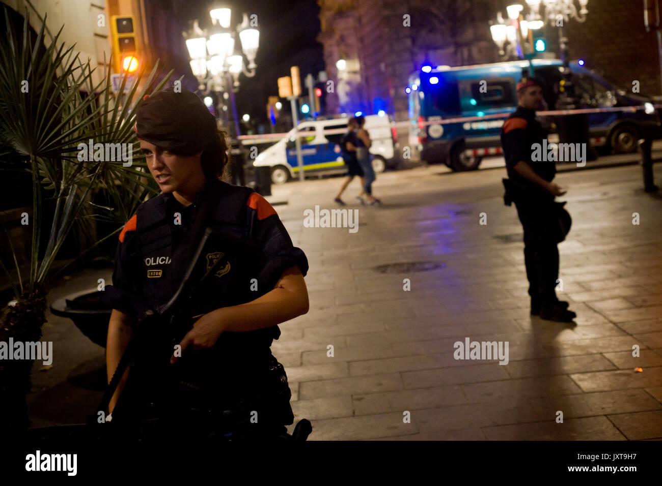 Barcelona, Spanien. 17 Aug, 2017. Polizisten patrouillieren Las Ramblas von Barcelona, wo hat es einen terroristischen Angriff. 13 Tote und mindestens 50 Verletzte nach einem van in die Menge der Las Ramblas in Barcelona rammte. Credit: Jordi Boixareu/Alamy leben Nachrichten Stockfoto