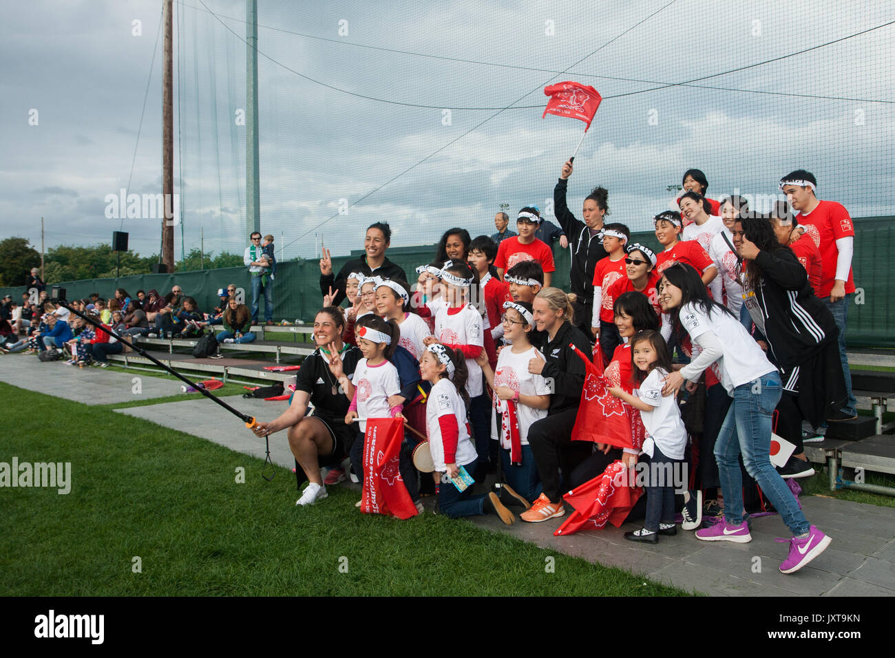 Dublin, Irland. 17. August 2017. Die japanischen Fans haben eine selfie mit einigen Spielern aus Neuseeland bei den Frauen Rugby World Cup in Billings Park UCD, Dublin. Credit: Elsie Kibue/Alamy leben Nachrichten Stockfoto