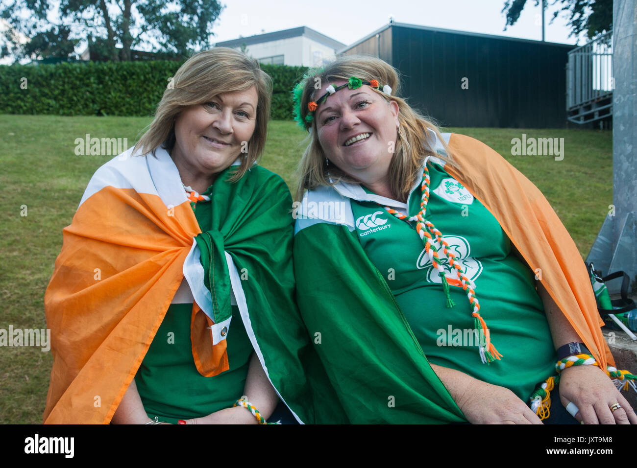 Dublin, Irland. 17. August 2017. Die irischen Fans auf die Frankreich gegen Irland Spiel der Frauen Rugby World Cup in UCD Bowl, Dublin. FT: 21 - 5 Irland. Credit: Elsie Kibue/Alamy leben Nachrichten Stockfoto