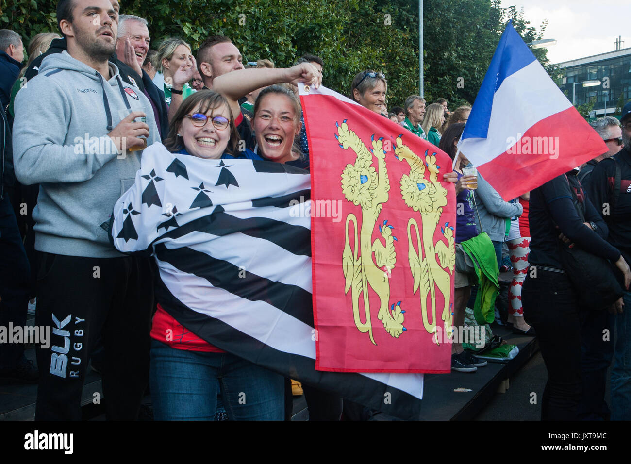Dublin, Irland. 17. August 2017. Französische Fans auf die Frankreich gegen Irland Spiel der Frauen Rugby World Cup in UCD Bowl, Dublin. FT: 21 - 5 Irland. Credit: Elsie Kibue/Alamy leben Nachrichten Stockfoto