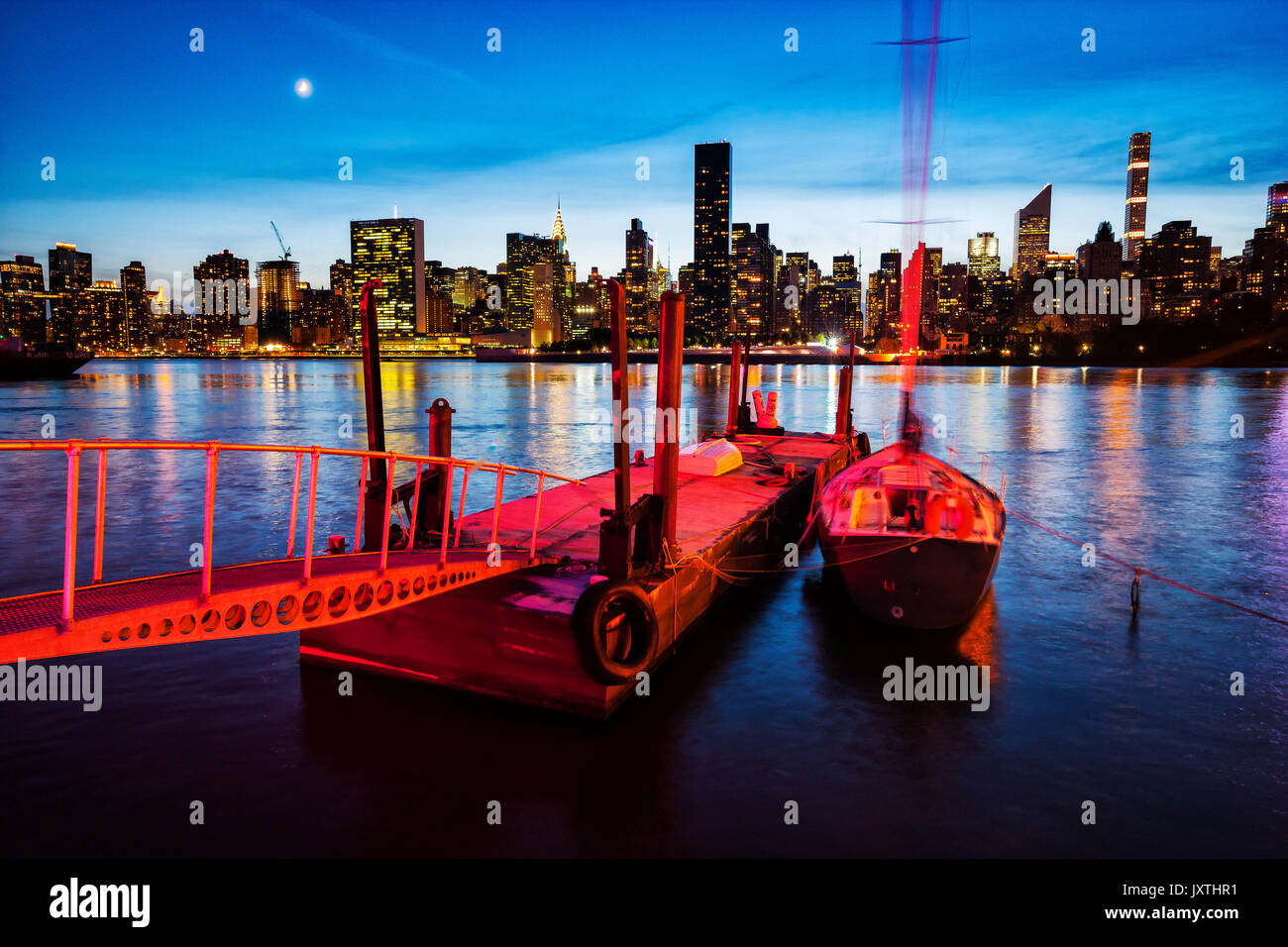 New York Skyline bei Nacht Stockfoto