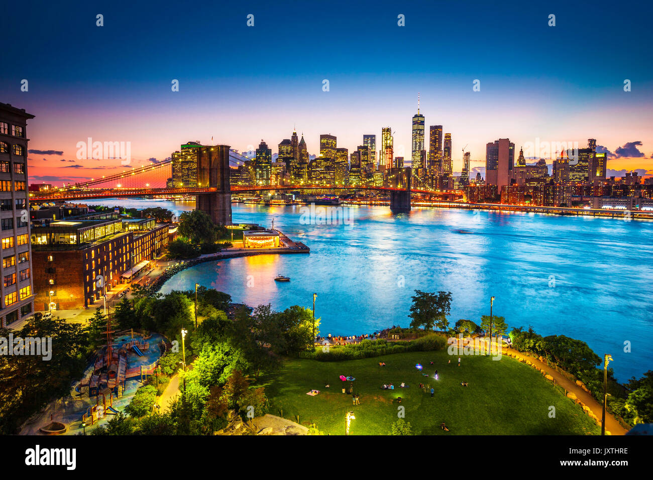 Skyline von New York. Zu Broklyn Brücke über den East River und Manhattan bei Nacht Stockfoto