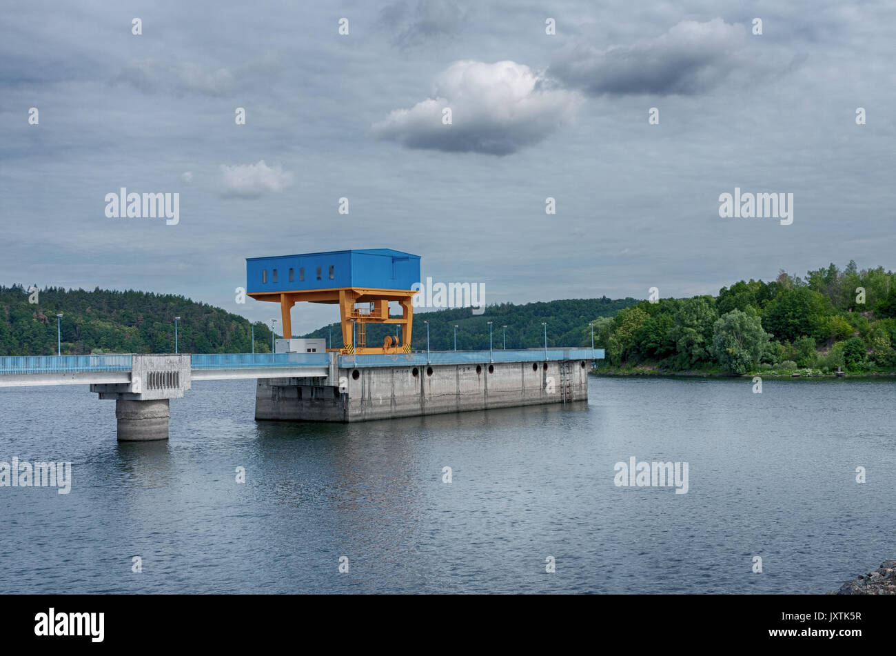 Die Dalesice Pumpspeicherkraftwerk Wasserkraftwerk am Fluss Jihlava in der Tschechischen Republik im Sommer Tag. Stockfoto