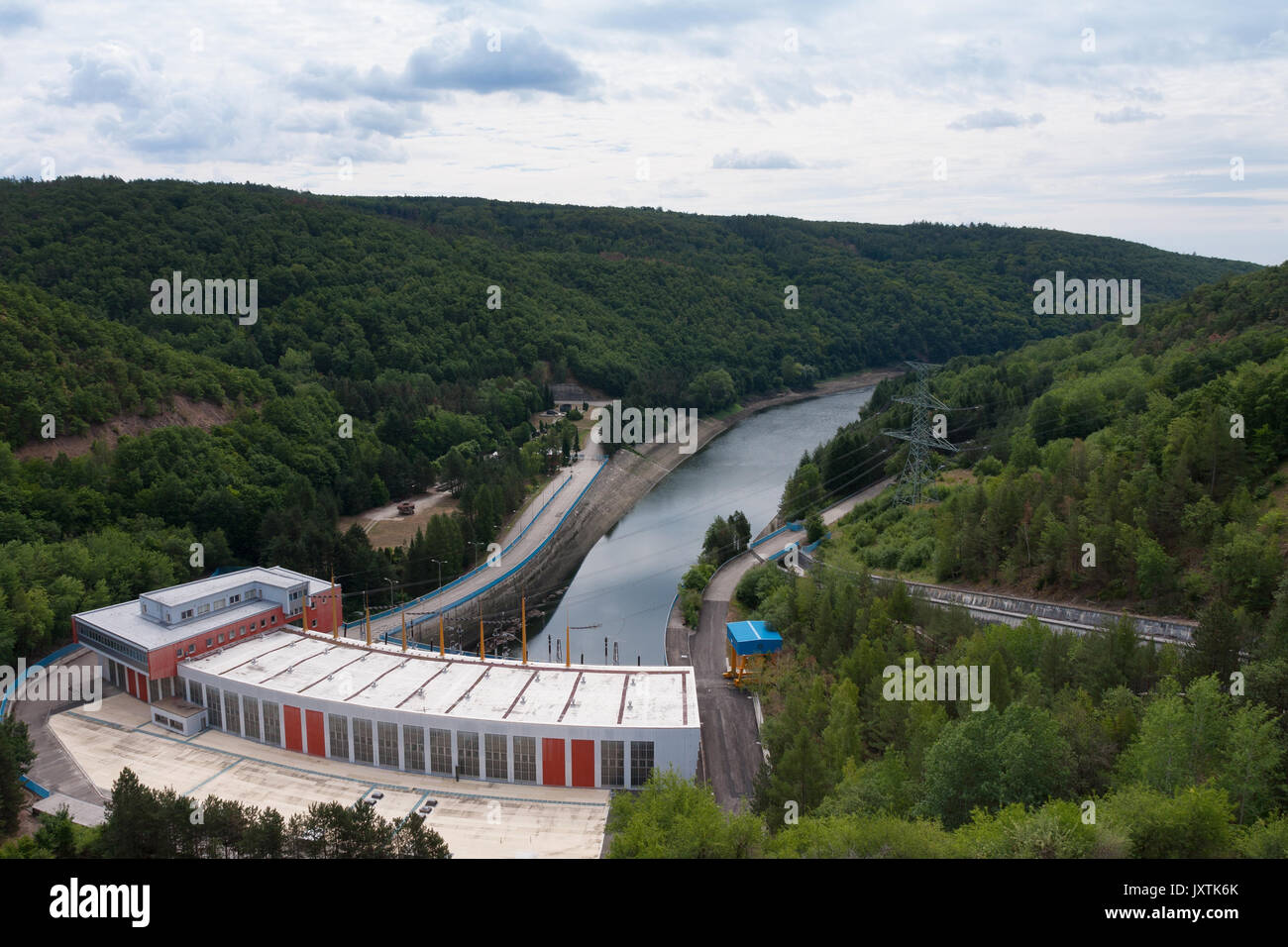 Die Dalesice Pumpspeicherkraftwerk Wasserkraftwerk am Fluss Jihlava in der Tschechischen Republik im Sommer Tag. Stockfoto