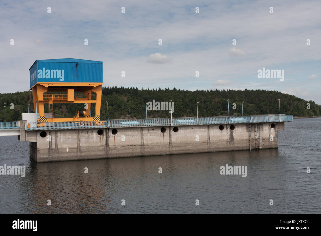 Die Dalesice Pumpspeicherkraftwerk Wasserkraftwerk am Fluss Jihlava in der Tschechischen Republik im Sommer Tag. Stockfoto
