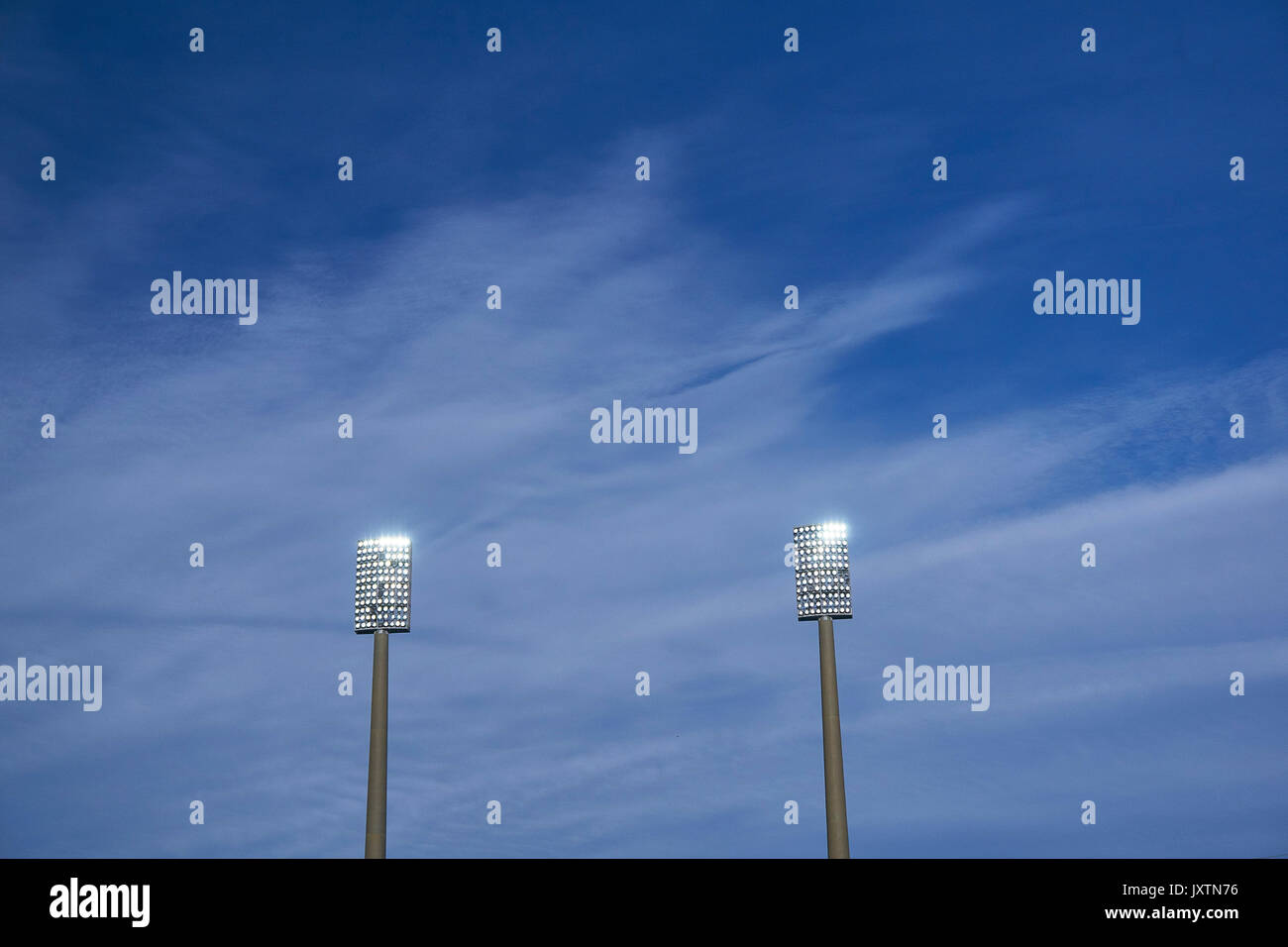 Eine abstrakte Schuß von zwei großen Fluter an einem Stadion Stockfoto