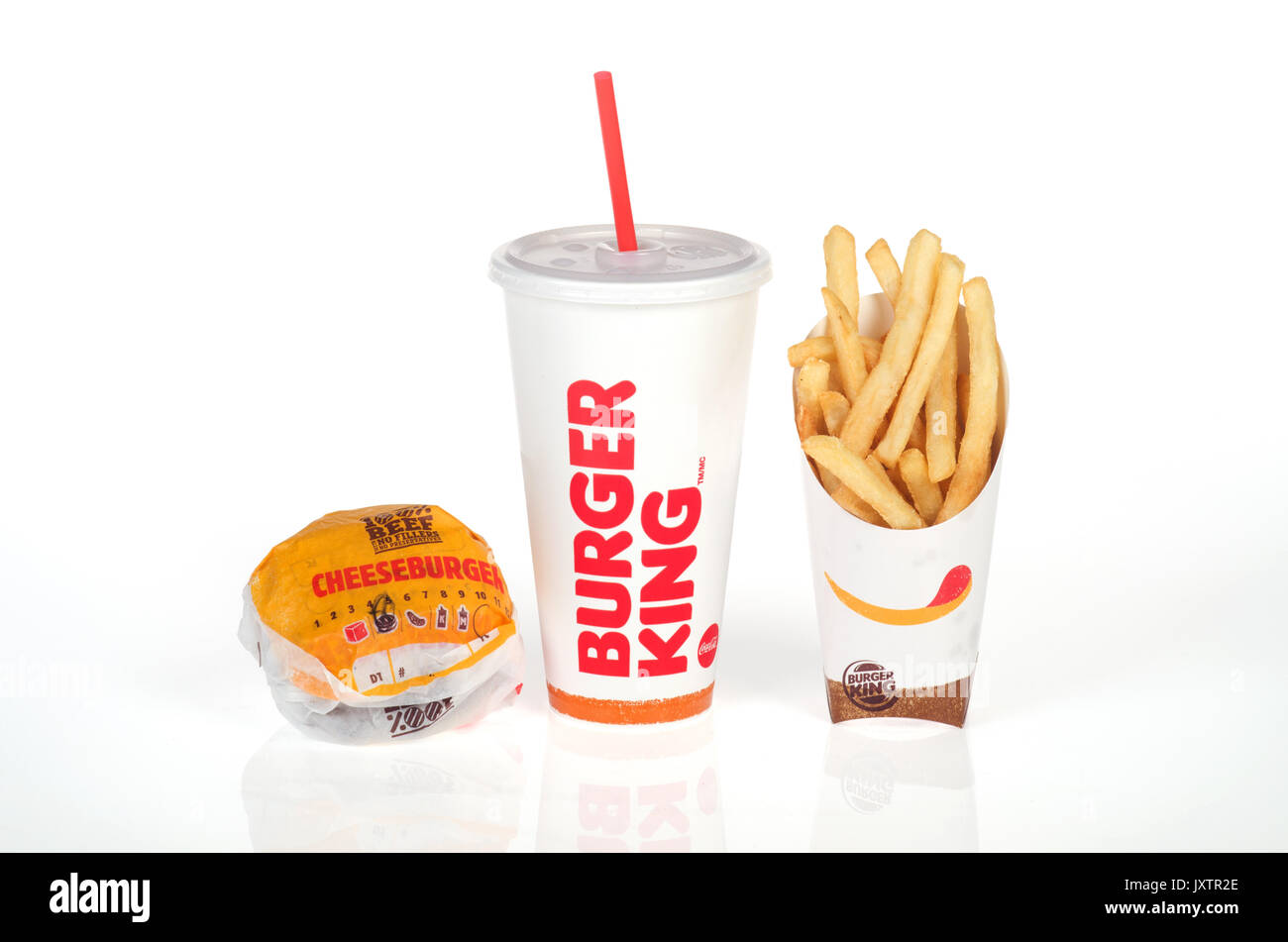 Burger King Essen der doppelten Cheeseburger in Hülle mit einem großen Pommes und Getränk mit Stroh auf weißem Hintergrund, isoliert. USA Stockfoto