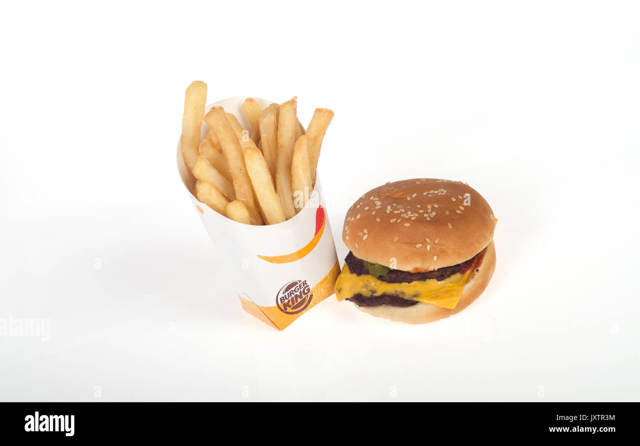 Burger King Essen doppelten Cheeseburger und Pommes frites auf weißem Hintergrund, isoliert. USA Stockfoto