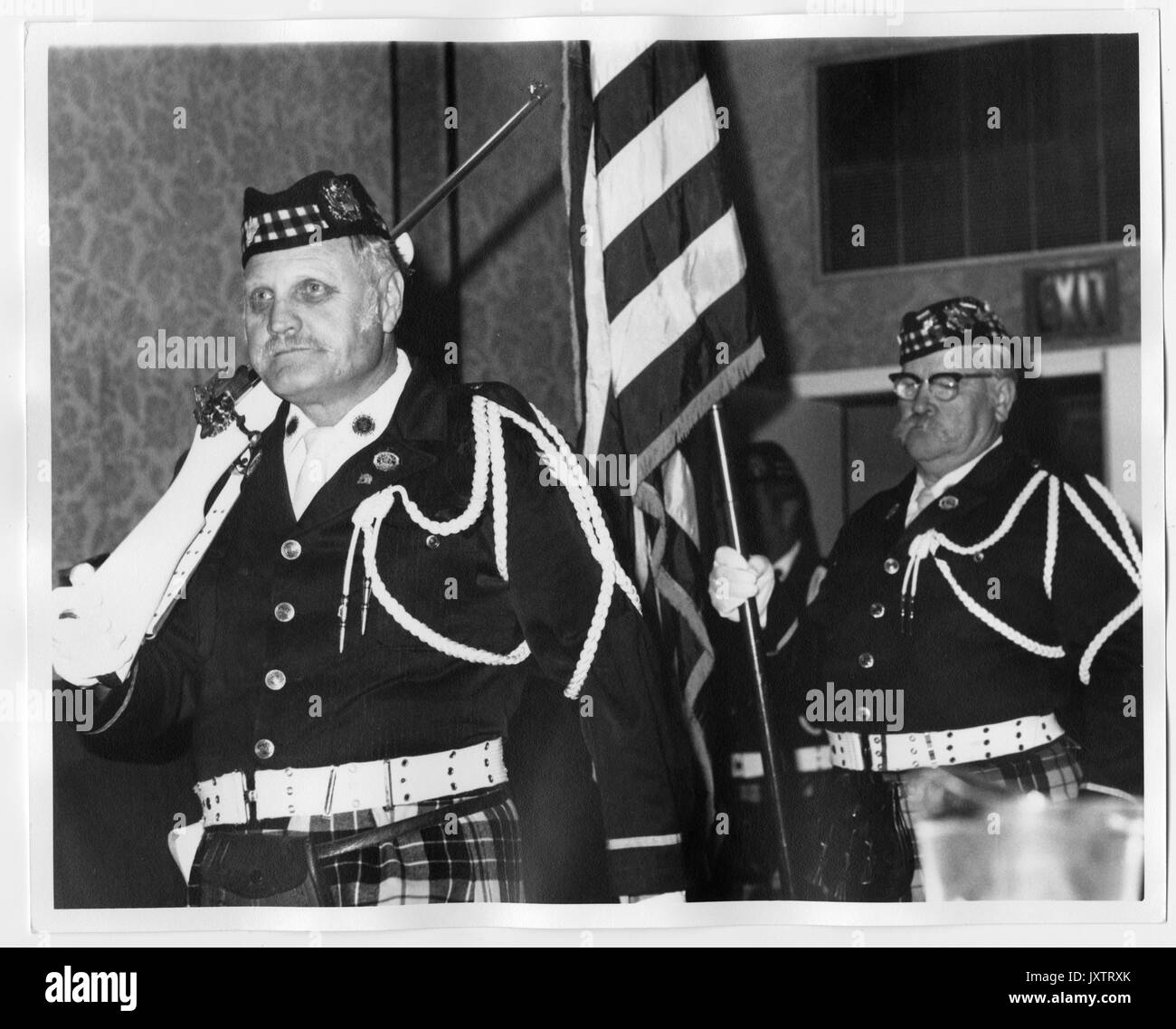 Kampagne für Johns Hopkins Candid Shot, West Virginia Highlanders marschieren in den Greenbrier, Rifleman und Flag Carrier, 1983. Stockfoto Kampagne für Johns Hopkins Candid Shot, West Virginia Highlanders marschieren in den Greenbrier, Rifleman und Flag Carrier, 1983. Stockfoto