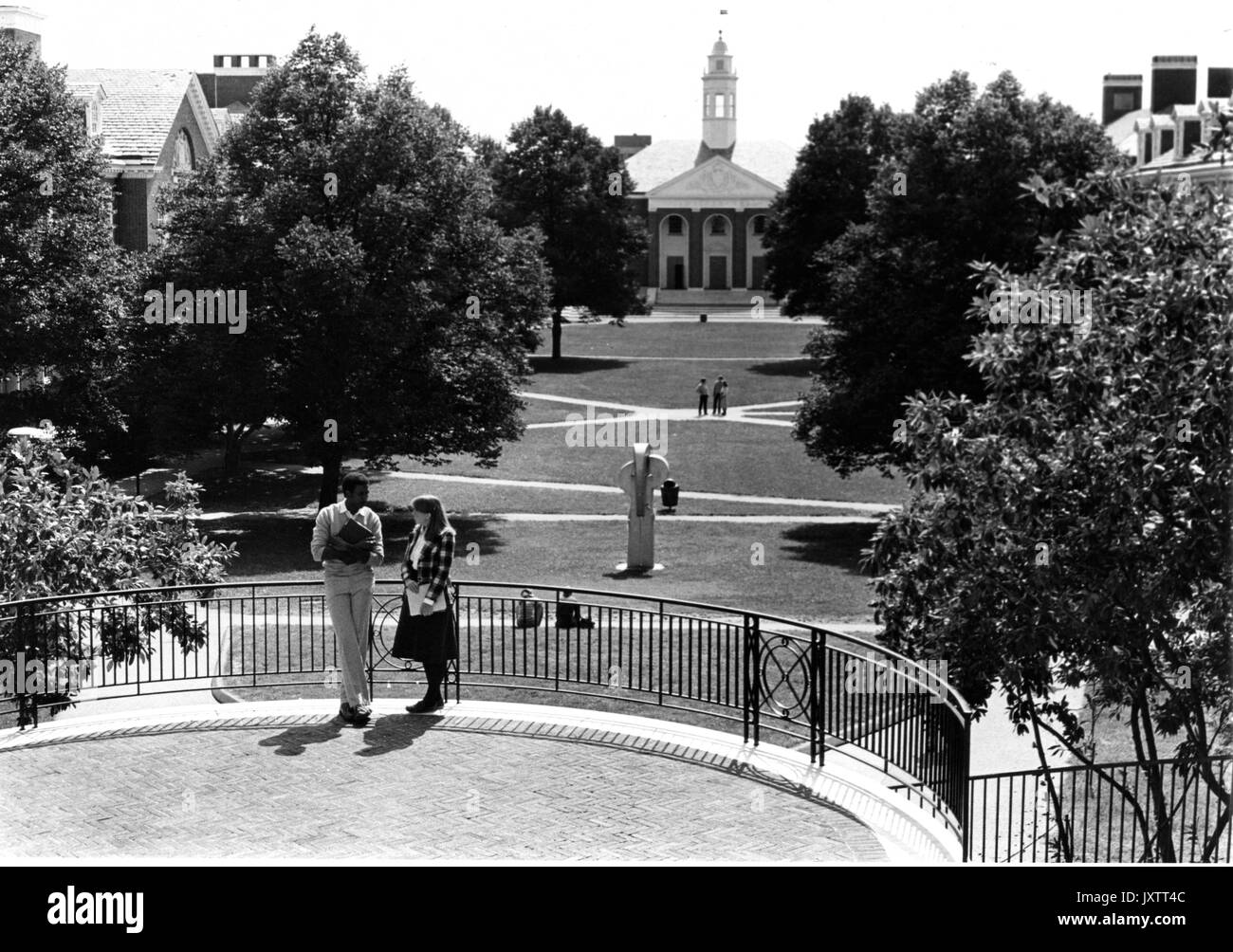 Campus Ansichten, Wyman Viereck Foto vom Balkon zwischen Krieger Halle und Ames Saal mit Blick auf den Wyman Viereck, 1980 übernommen. Stockfoto