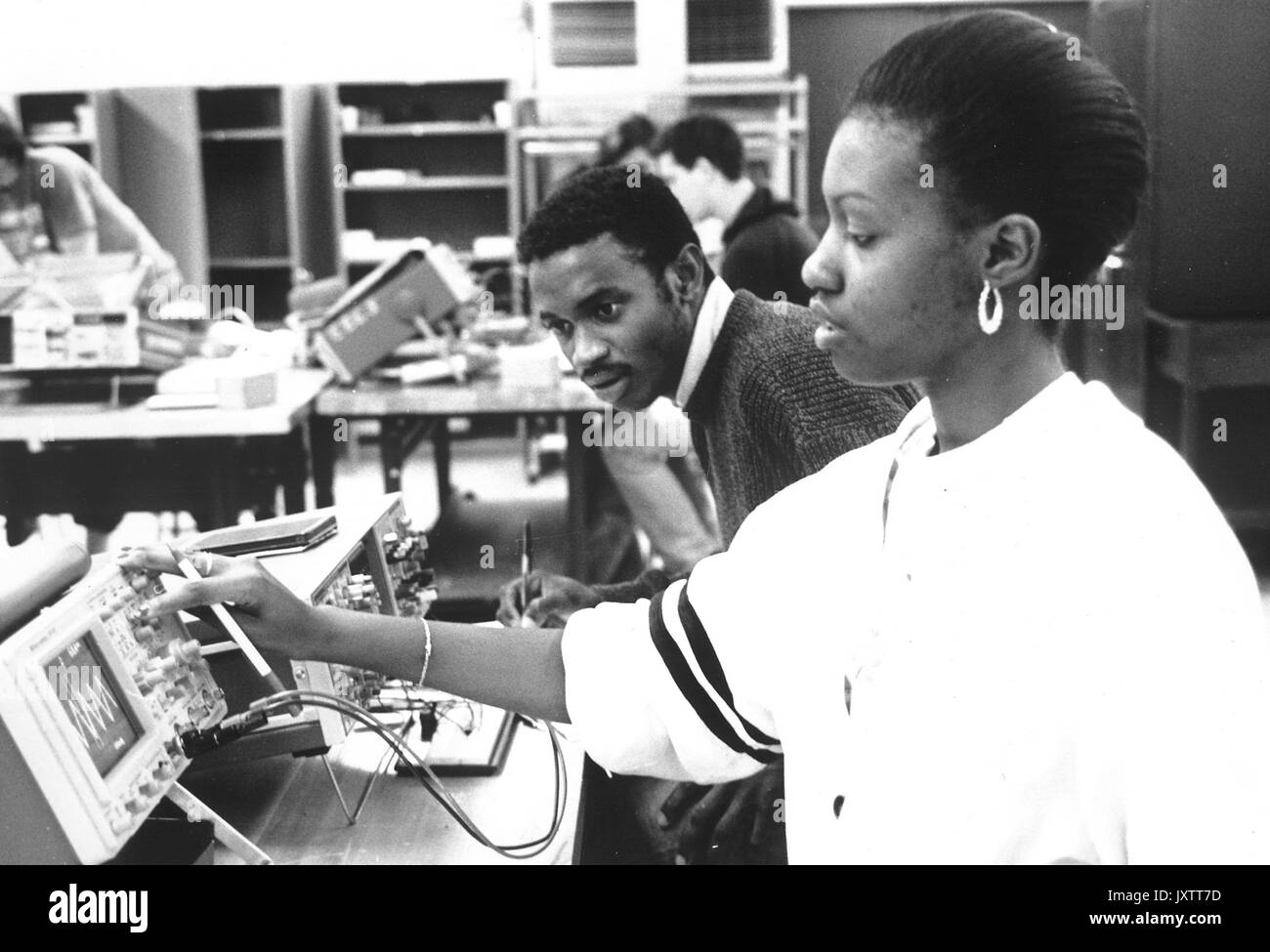 Engineering, afroamerikanischen Studenten offen Foto, zwei Studenten, die in einem Elektronik Labor mittels Oszilloskop, 1980. Stockfoto