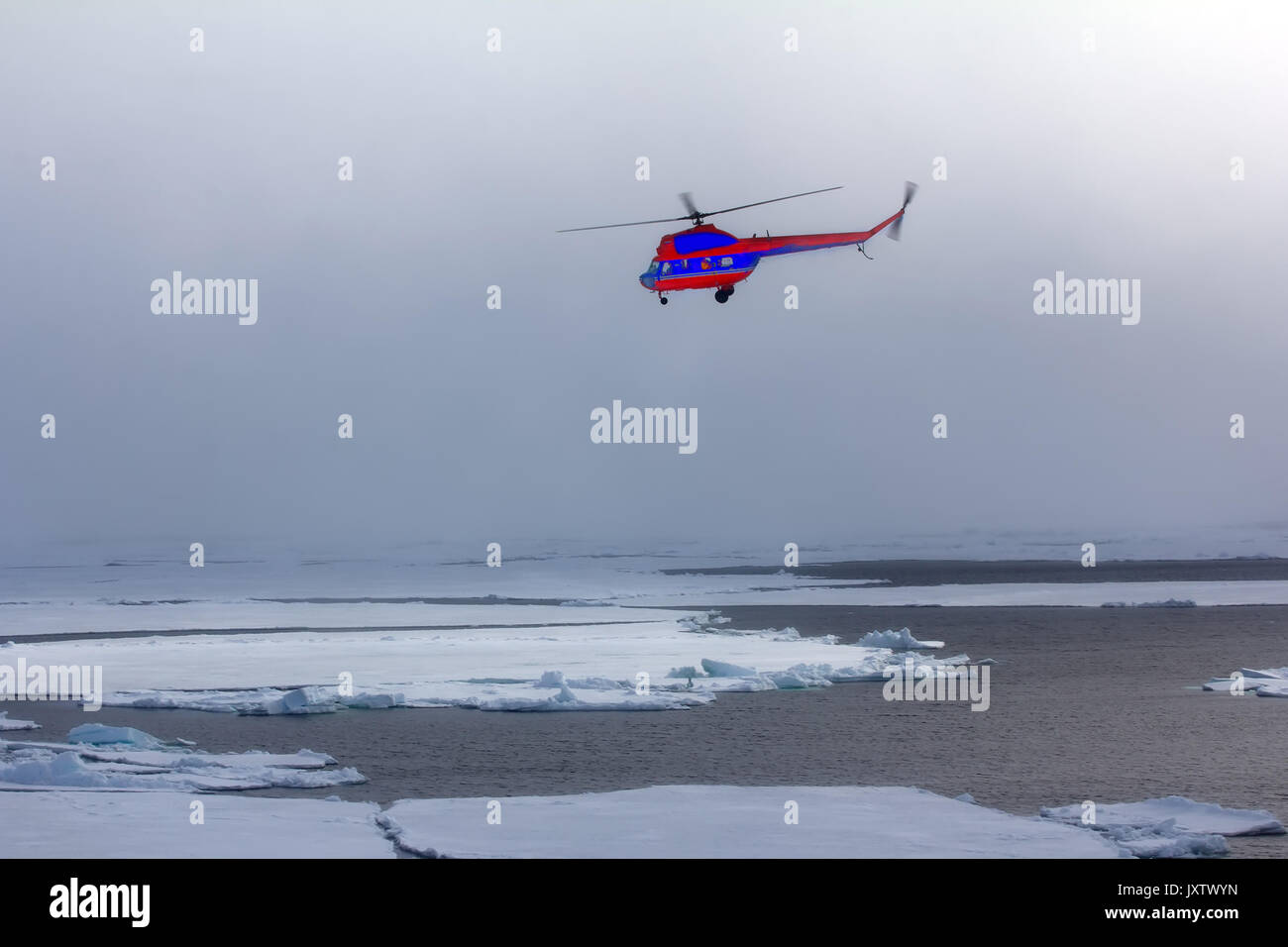 In der Nähe des Nordpols. Das Schiff ist in Helikopter im Nebel bei Arktischen Ozean Pack (Eis), Luftverkehr bei schlechtem Wetter (Utility (Luftfahrt, Freizeit Luftfahrt) Stockfoto