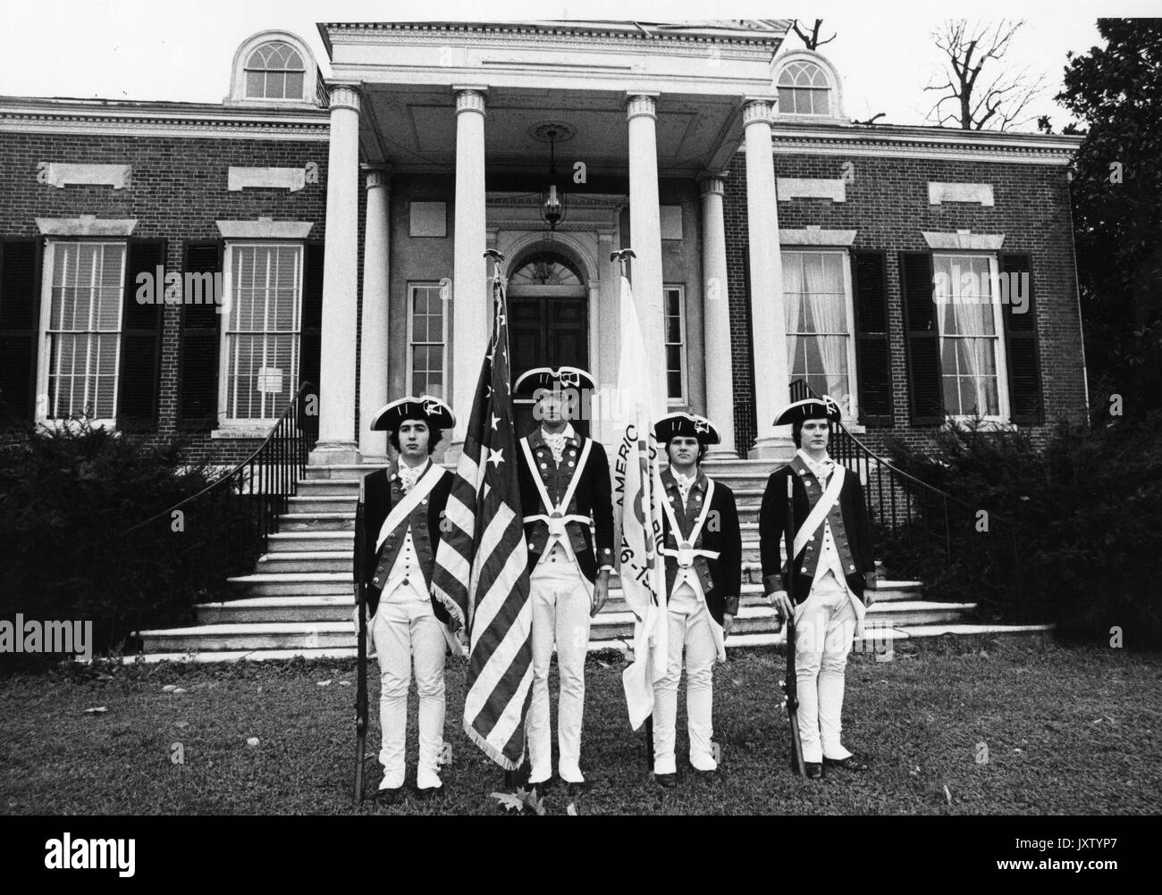 Homewood Haus, Bicentennial Color Guard vorne außen Homewood Haus, Bicentennial Color Guard im Vordergrund, 1976. Stockfoto