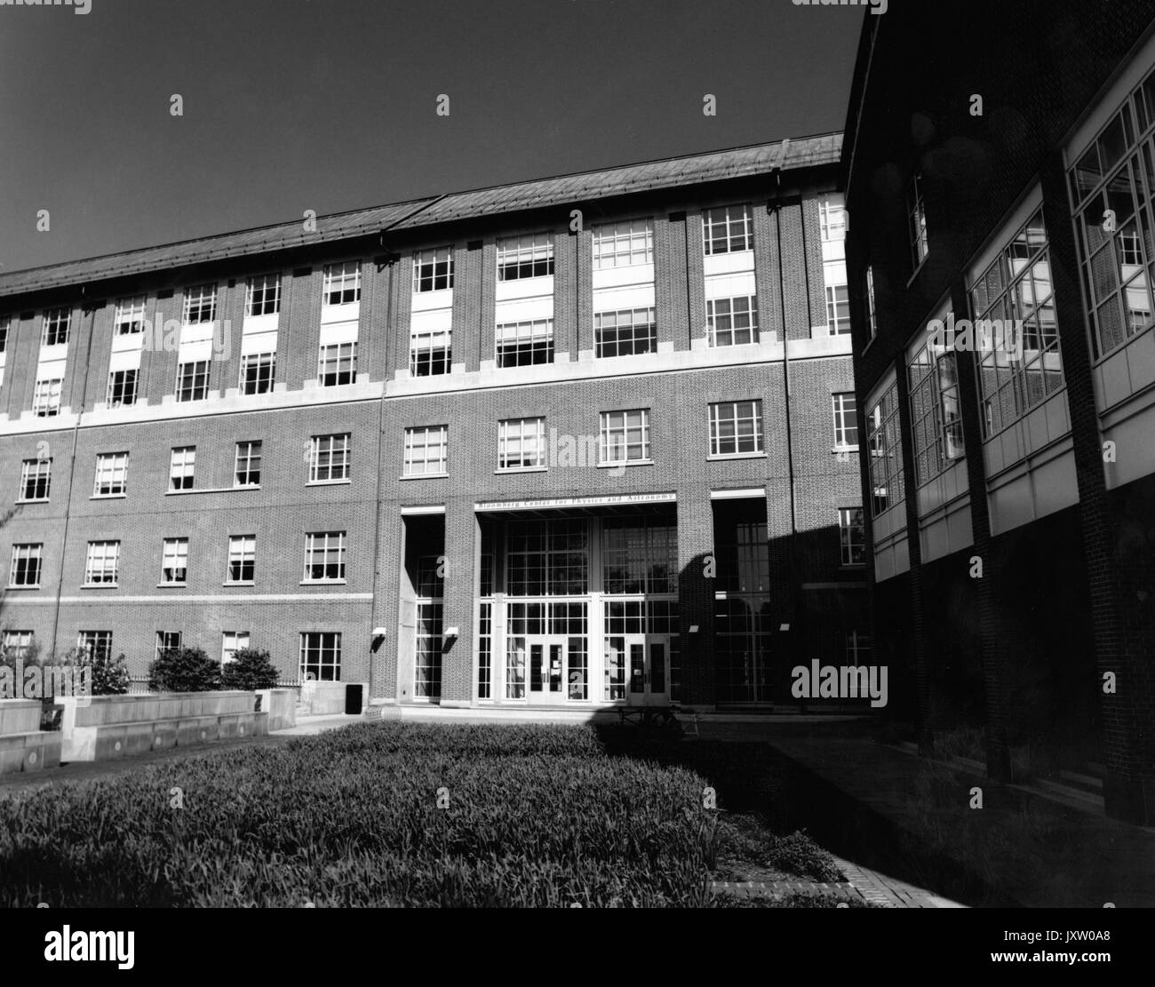 Bloomberg Zentrum für Physik und Astronomie Äußeres, Blick nach Norden, Zentrum des Innenwinkels des Gebäudes sichtbar, 1993. Stockfoto