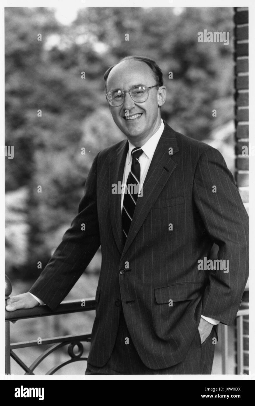 William chase Richardson, portrait Fotografie, stehend mit der rechten Hand am Geländer und linke Hand in der Tasche, Hüften, Full Face, c 52 Jahren, 1992. Stockfoto