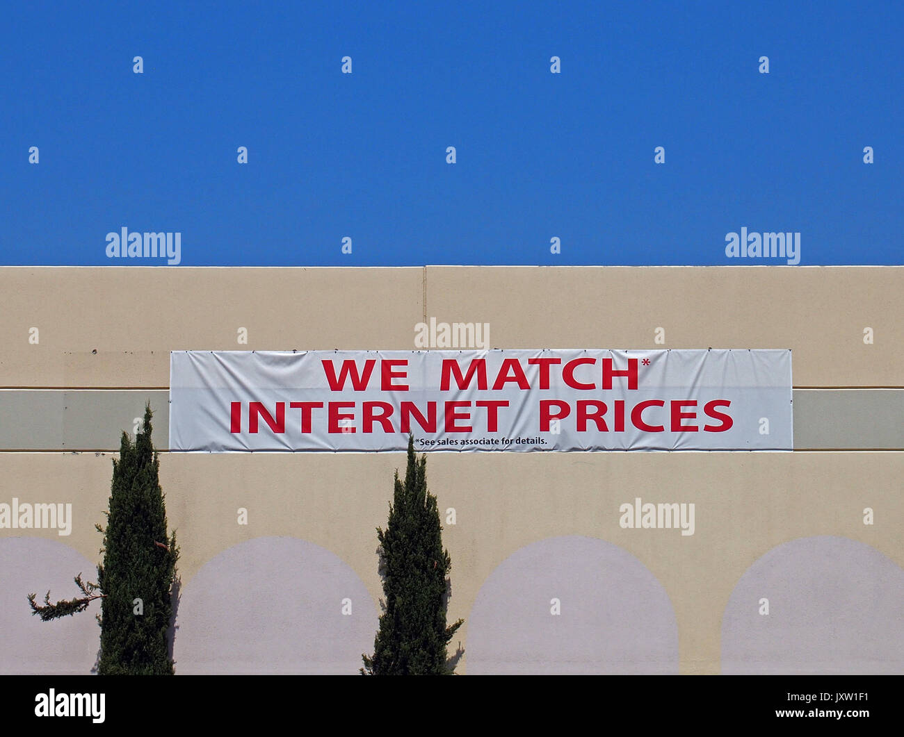 Wir passen uns Internet Preise Anmeldung bei Fry's Electronics store, Fremont, Kalifornien, Stockfoto