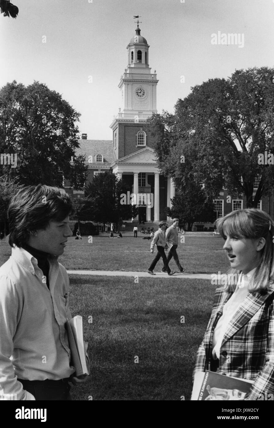 Gilman Hall, Campus Ansichten, Homewood Exterieur, Blick nach Westen, zwei Studenten im Vordergrund stehen, mit Gilman Hall zwischen ihnen im Hintergrund, 1980. Stockfoto