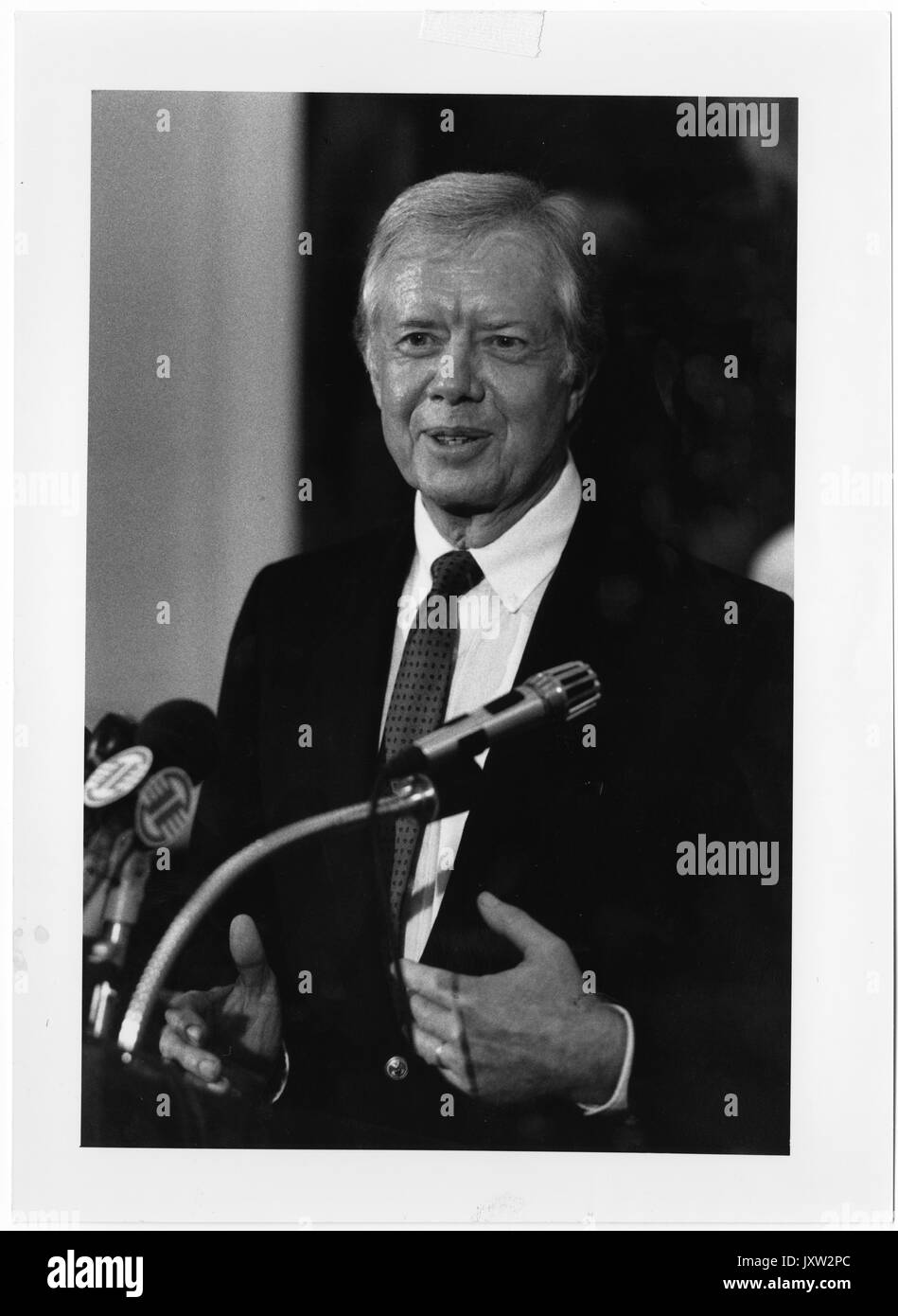 Albert-Schweitzer-Preis für Humanität, James Earl Carter, Jr [Jimmy] freimütige Fotografie, Carter auf der Pressekonferenz nach Erhalt des Preises, 1987. Stockfoto