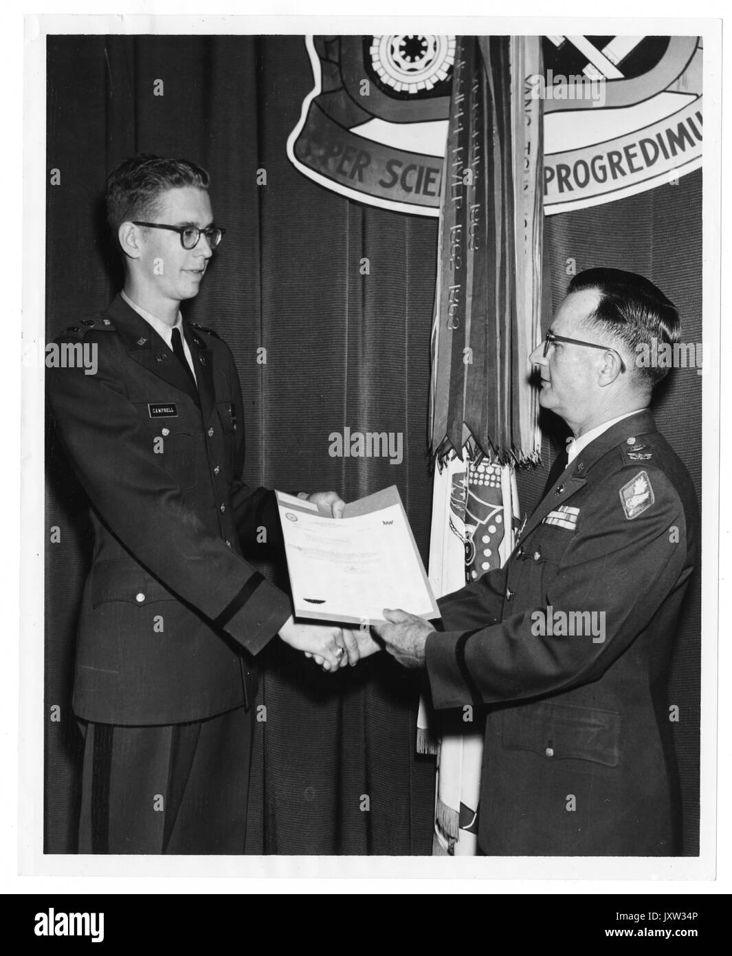Swain Bruce Campbell, ehrliche Fotografie, Campbell (links) erhält Auszeichnung von Oberst James troth, 1961. Stockfoto