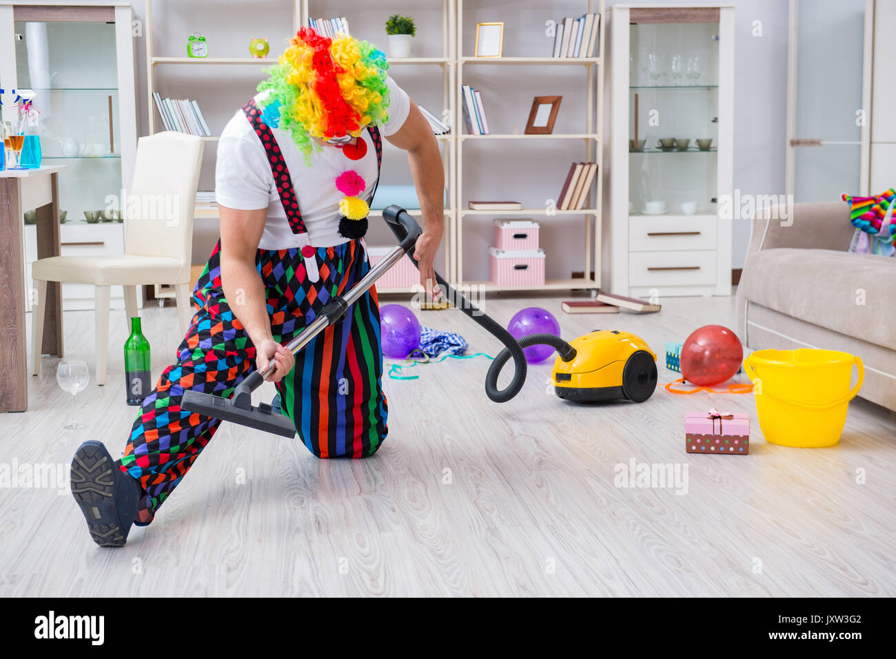 Lustige Clown Reinigung Zu Hause Stockfotografie Alamy