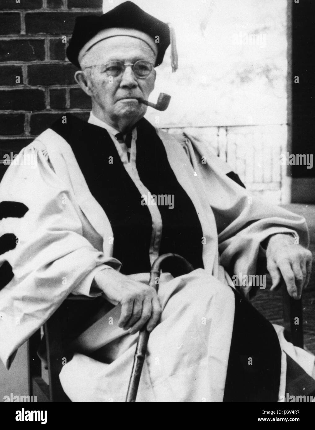 William Bennett Kouwenhoven, candid Foto, Sitzen, rauchen Pfeife, Vorbereitung der Ehrenpromotion zu erhalten, c im Alter von 80 Jahren, 1965. Stockfoto