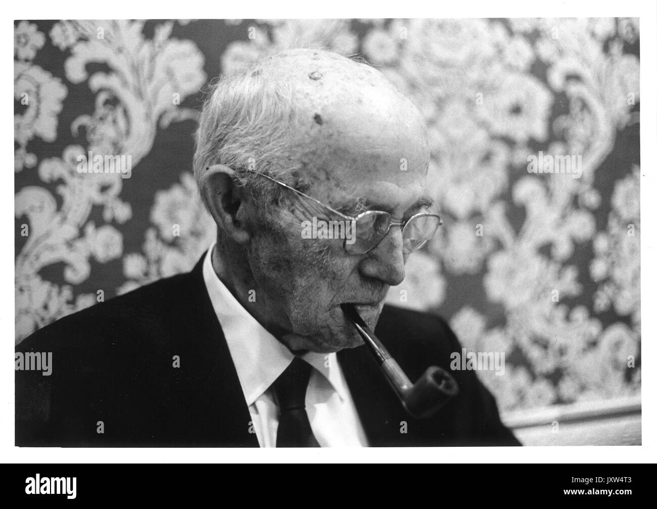 William Bennett Kouwenhoven, candid Foto, Schultern, drei Viertel, 85 Jahre alt, 1971. Stockfoto