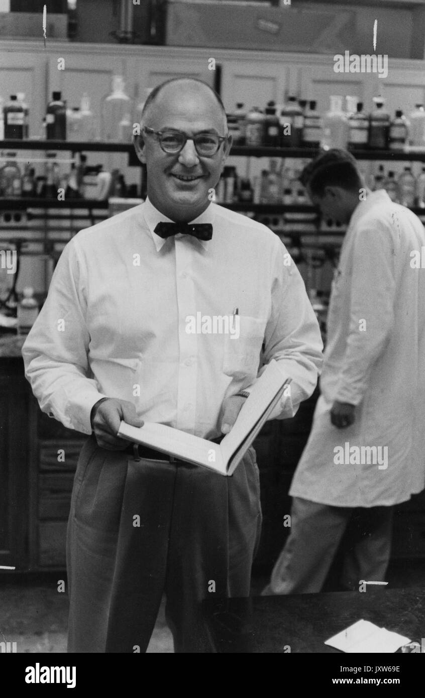 Mc Collum-Pratt Institut, William David McElroy, ehrliche Foto von McElroy im Labor arbeiten, Beschriftung auf der Rückseite liest Lösung erneut verdampft wird und in der zweiten Spalte, die mehr Verunreinigungen von luciferin, 1952. Stockfoto