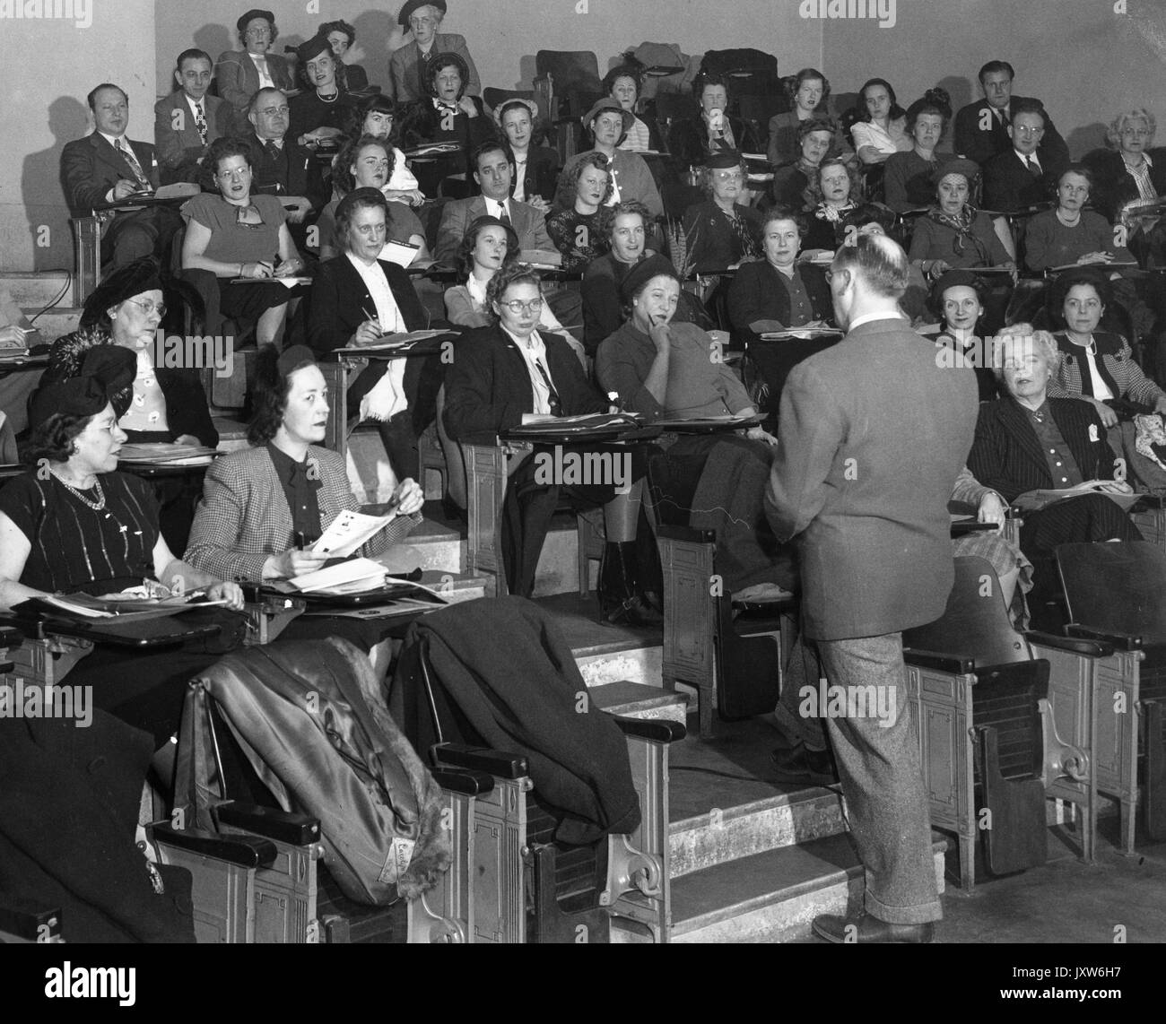Abends College, William H Hartley, Gruppenfoto, Bildunterschrift liest Klasse in audiovisuelle Hilfsmittel für Unterricht Dr. William H Hartley, Kursleiter, 1948. Stockfoto