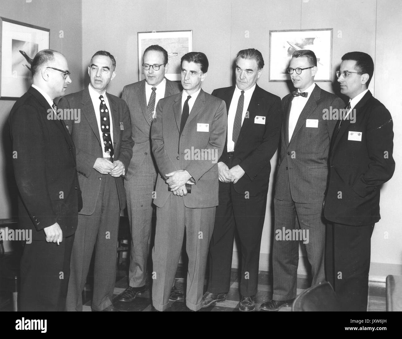 Elektrotechnik, Ferdinand hamburger, Jr, William Herbert Huggins, Charles Frank Miller, thorstein Larsen, Willis Gore, choksy Carroll, nasli hormusjee Mitglieder der Abteilung, mit westinghouse Vertreter, 1957. Stockfoto