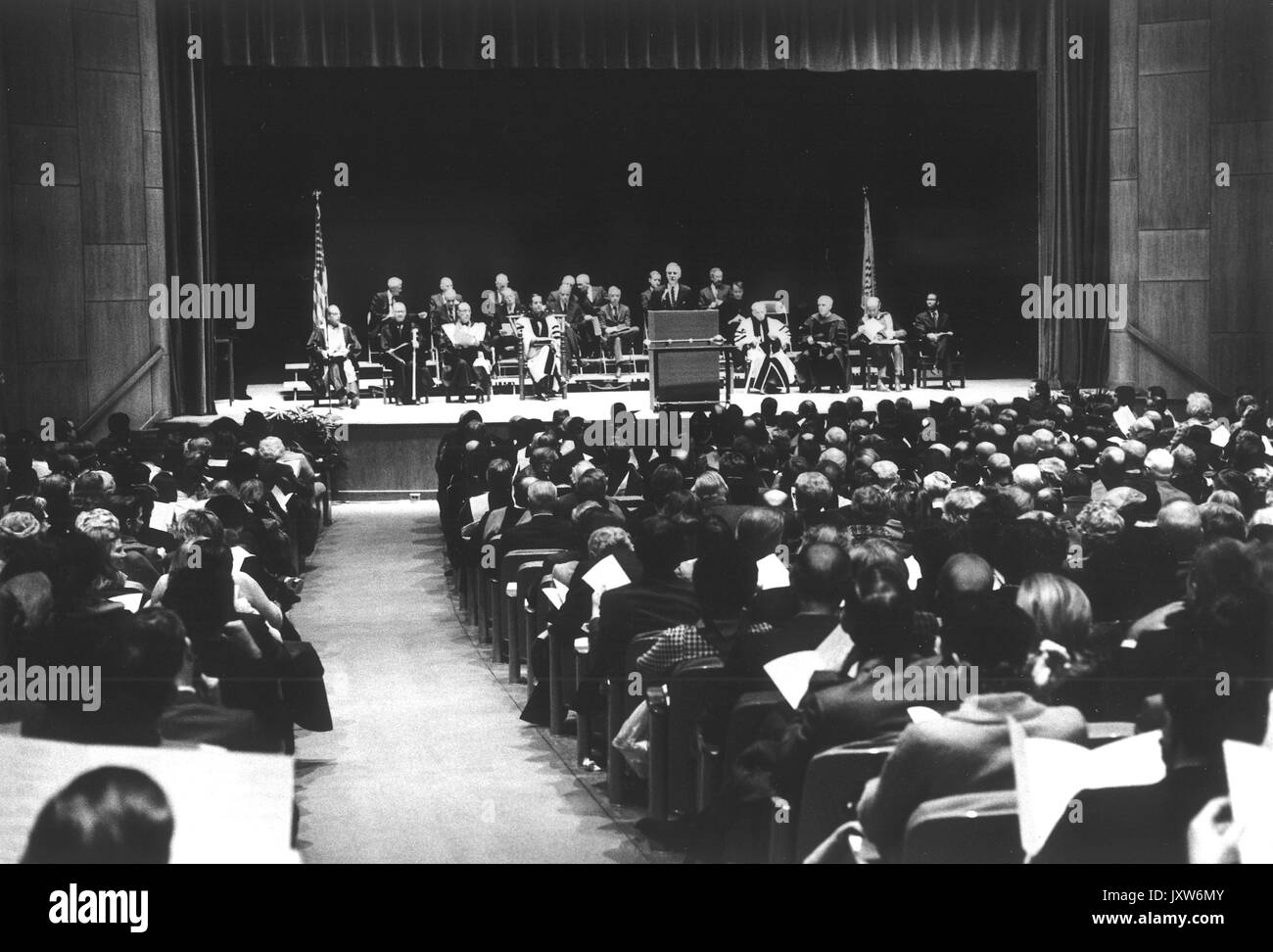 Gedenktag, Steven muller Installation, weite Aussicht von Publikum und Bühne, 1972. Stockfoto
