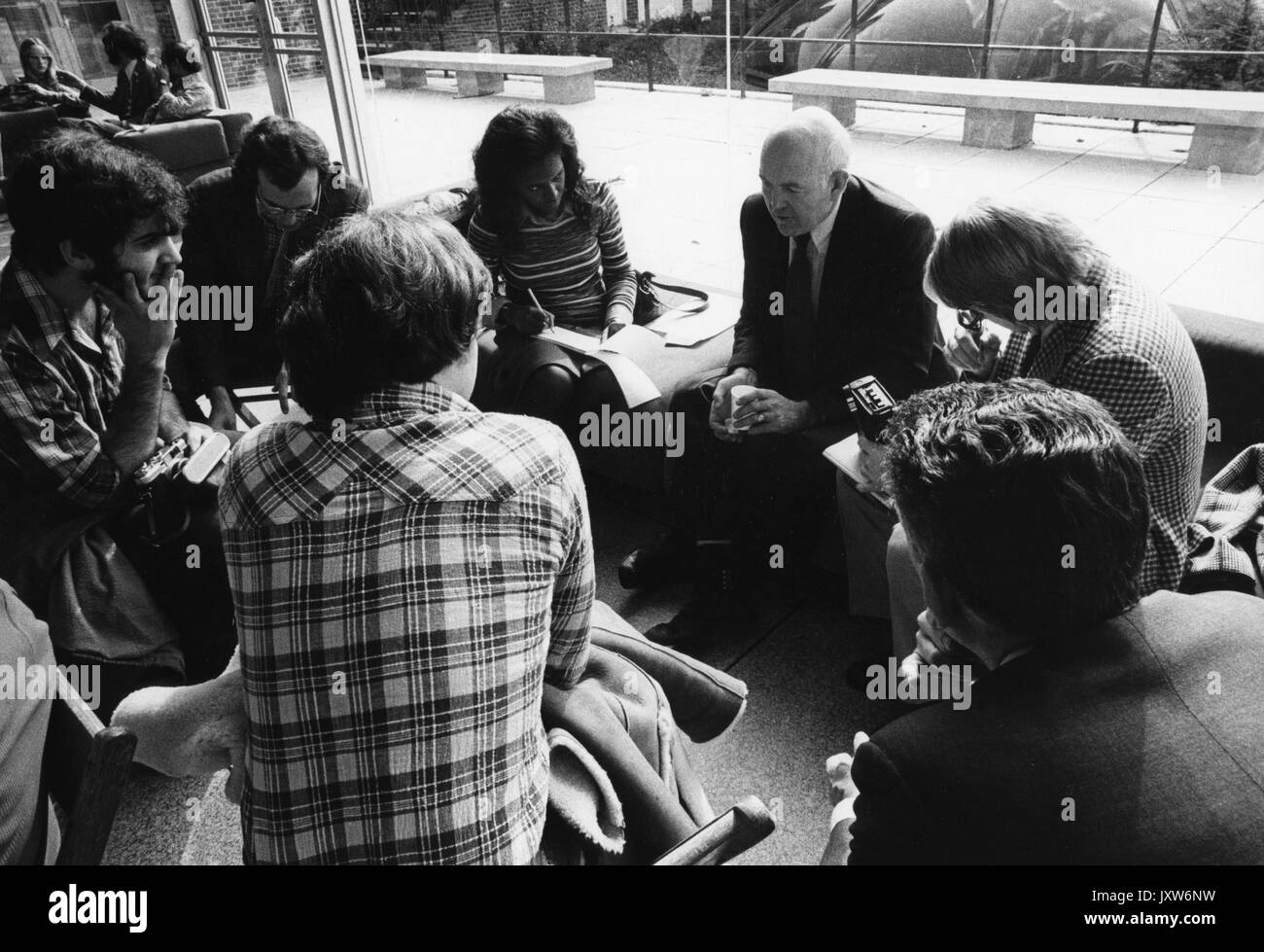 James samuel Coleman, ehrliche Gruppenfoto, Sitzen mit Studenten in Glas Pavillon, 1976. Stockfoto