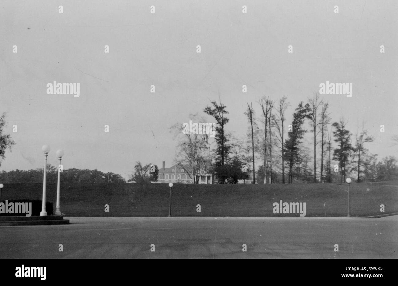 Blick auf den Campus, Homewood Blick auf Gilman Hall vom Eingang der Charles Street zum Campus, 1923. Stockfoto