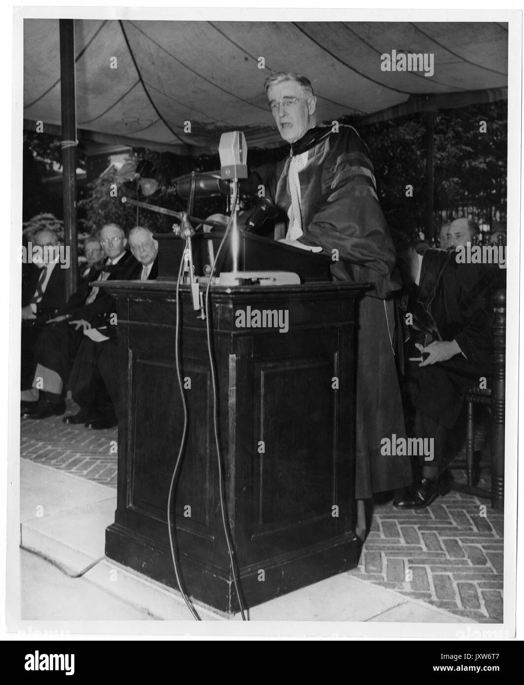 Vannevar Bush, Beginn offen Foto, stehend, volle Länge, drei Viertel Länge, am Podium in der akademischen Roben für 1949 Beginn an der Johns Hopkins University, 1949. Stockfoto