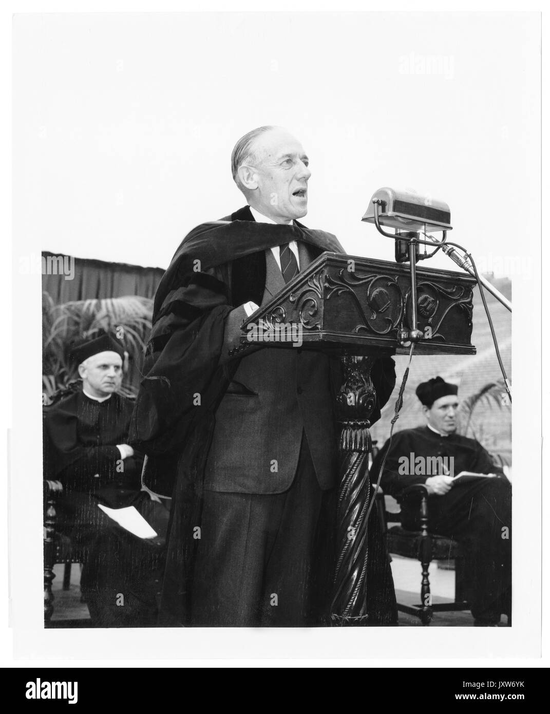 Detlev Wulf Bronk, freimütiges Foto, Vortrag an der Universität Notre Dame; zwei unbekannte Männer im Hintergrund, 1950. Stockfoto