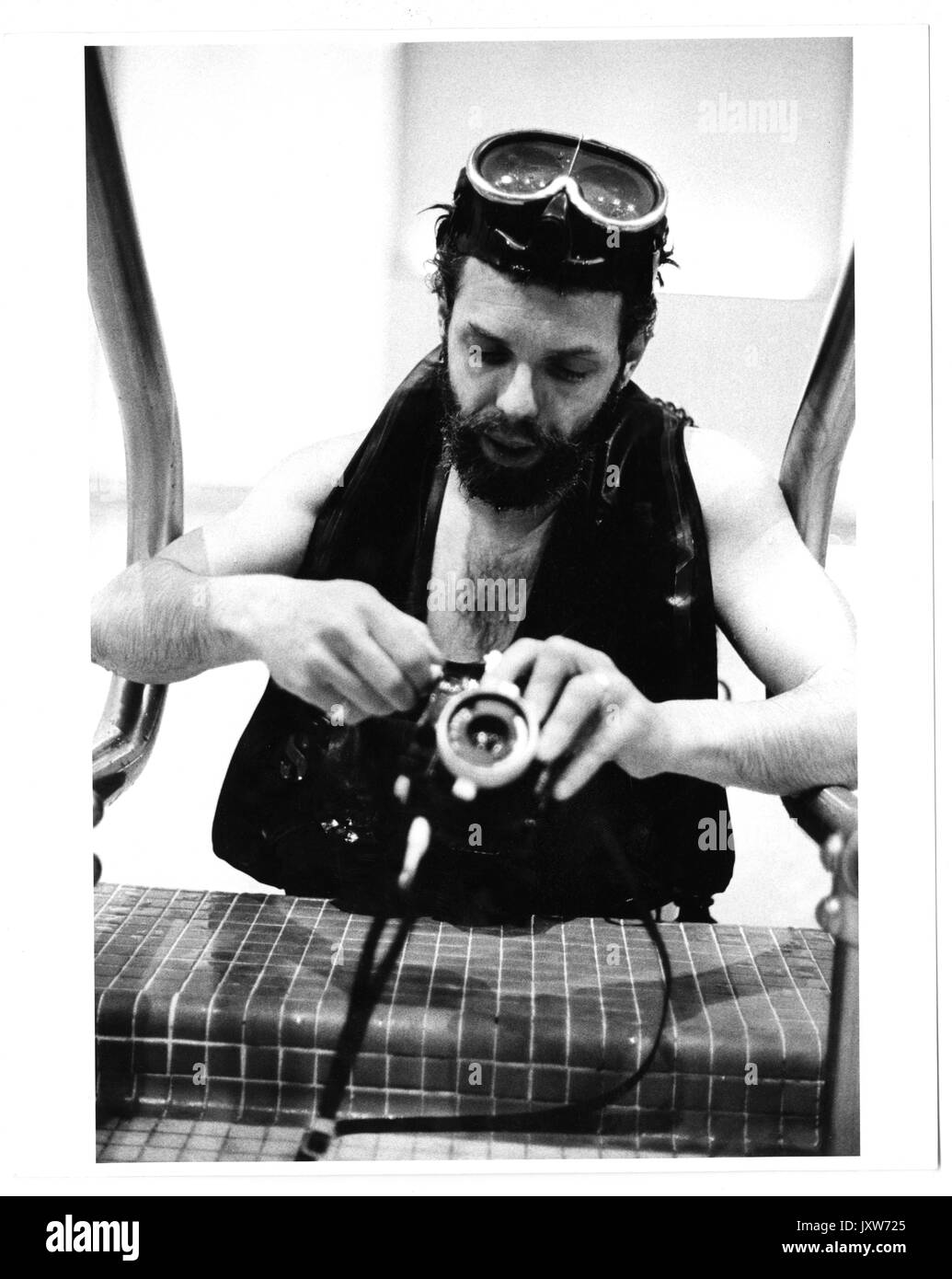 Owen Bricker, candid Photo, in Scuba gear am Pool, 1970. Stockfoto