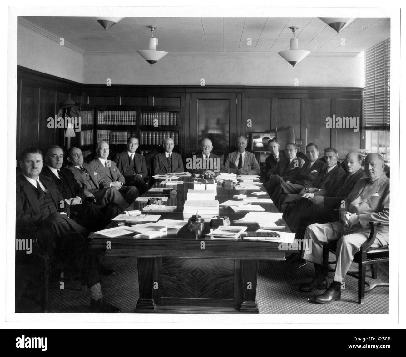 Joseph Sweetman Ames, National Advisory Committee for Aeronautics, Orville Wright, Vannevar Bush, National Advisory Committee for Aeronautics am Tisch mit Ames an der Spitze, Orville Wright sechster von links, Vannevar Bush Dritter von rechts, 1938. Stockfoto