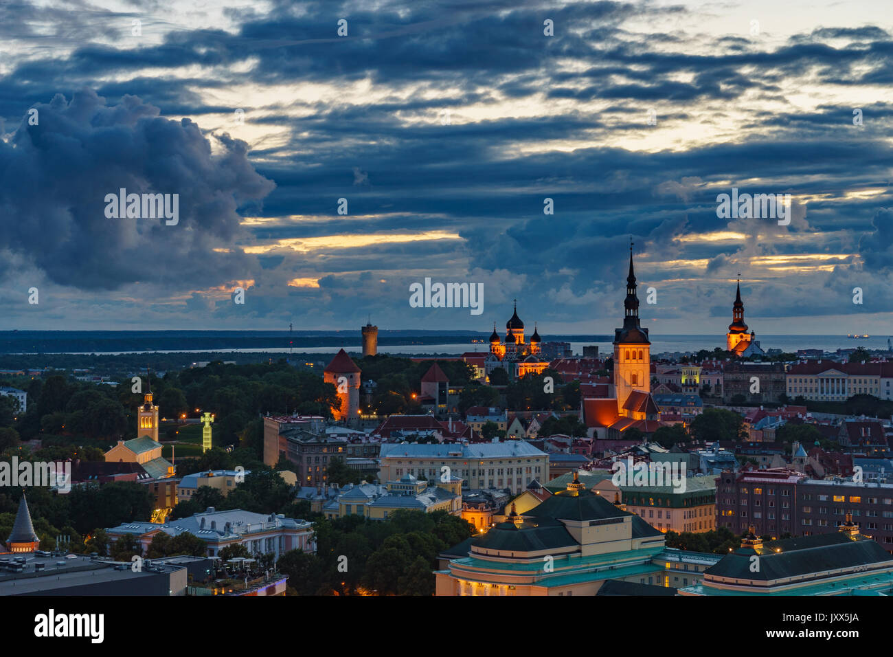 Schönen Abend szenische Sommer Blick auf Tallinn, Estland. Stadtzentrum nach Sonnenuntergang Stockfoto