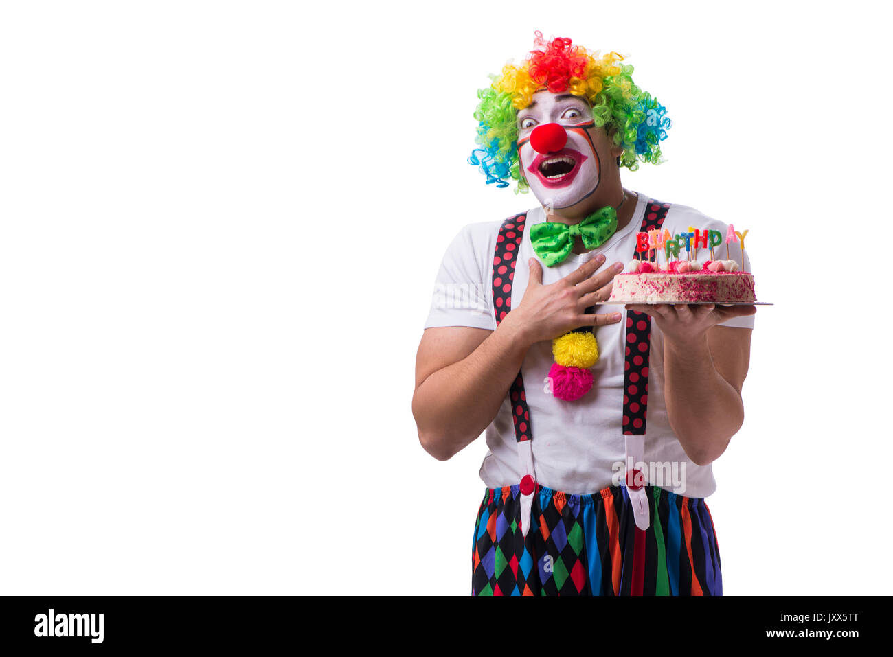 Lustiger Clown mit einer Geburtstagstorte isoliert auf weißem Hintergrund Stockfoto