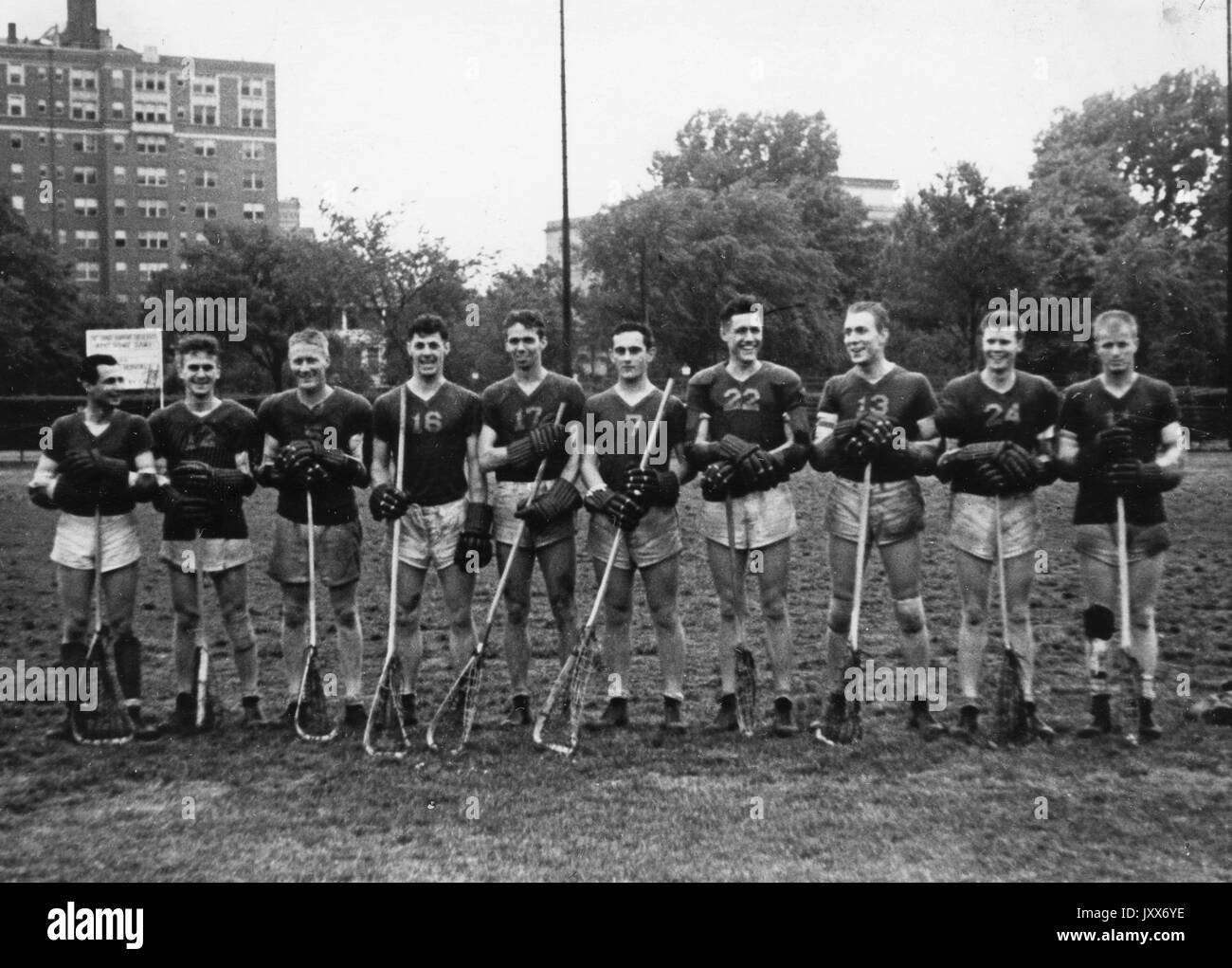 Lacrosse, Arthur Leroy Swerdloff, Charles Benjamin Thomas, Edgar Hinton Spilman, Nelson Earle Shaun, Jr, Benjamin Henry Kaestner, Jr, George Dobbin Penniman, III, Richard Harmison Green, Francis Dominic Murnaghan, Jr, Jack Howard Williams, Gruppenfoto in Uniform, von links nach rechts, in der oben aufgeführten Reihenfolge, 1941. Stockfoto