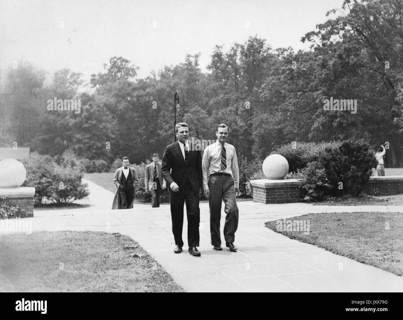 Studentenleben, Forrest Hood Adams, George Newton, freimütiges Foto, Spaziergang im Freien, 1938. Stockfoto