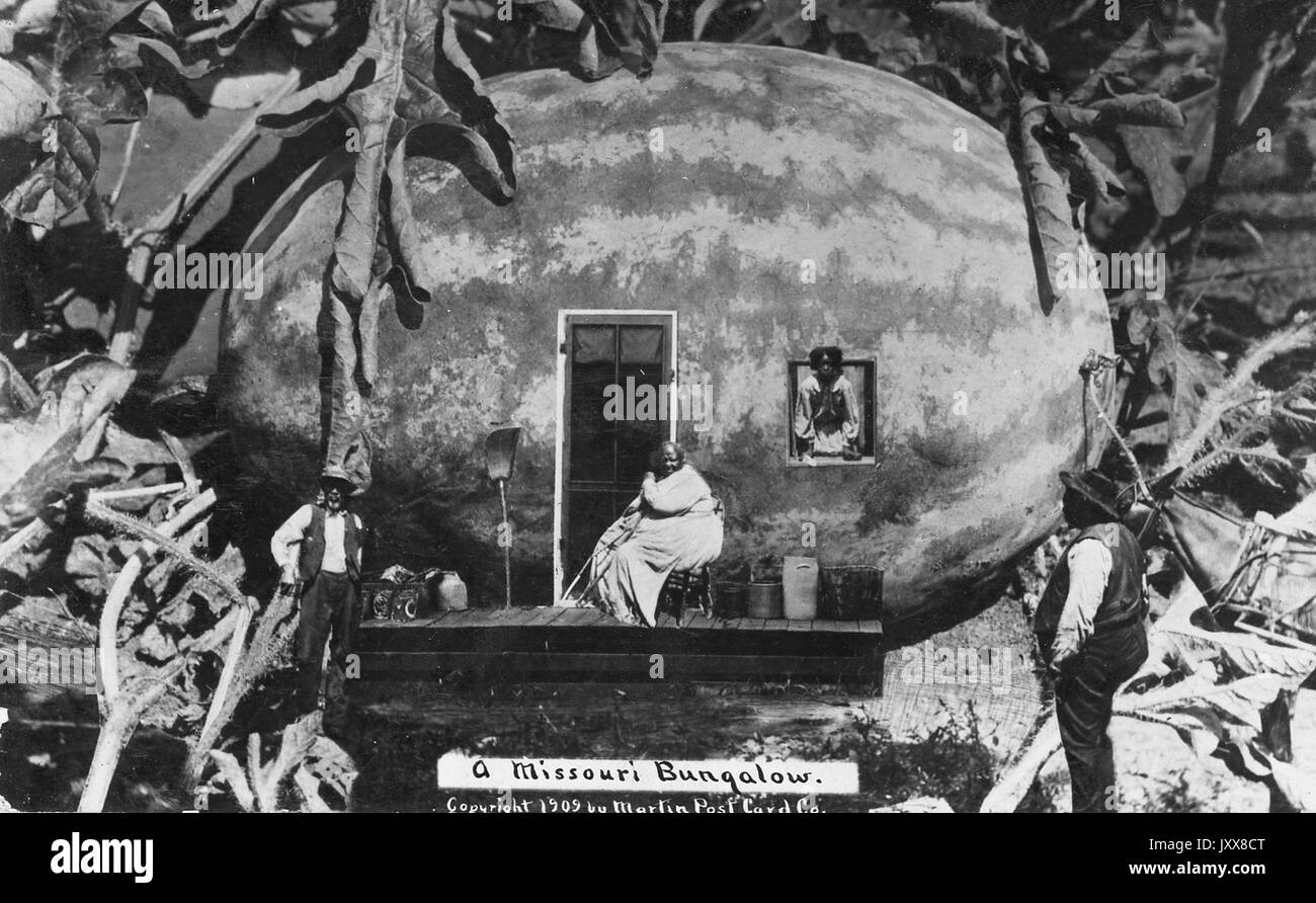 Eine rassisch voreingenommene Darstellung einer Wassermelone, die so gestaltet wurde, dass sie wie ein Zuhause aussieht, mit einem jungen afroamerikanischen Jungen im Fenster, einer reifen afroamerikanischen Frau, die auf der Veranda sitzt, und zwei afroamerikanischen Männern, die im Wassermelonenfleck stehen, Mit der Überschrift 'A Missouri Bungalow', Kansas, 1909. Stockfoto