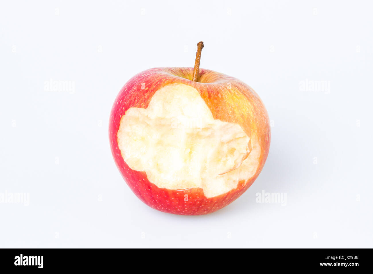 Organische gebissen Apple auf weißem Hintergrund Stockfoto