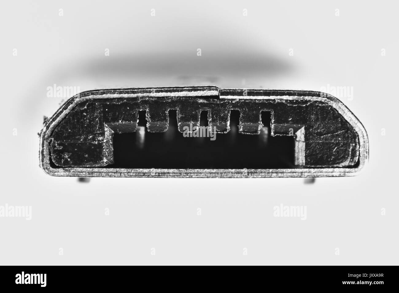 USB micro-B Stecker, reflektierte Licht Schliffbild, Vergrößerung 12 x bei 10 cm Breite gedruckt Stockfoto