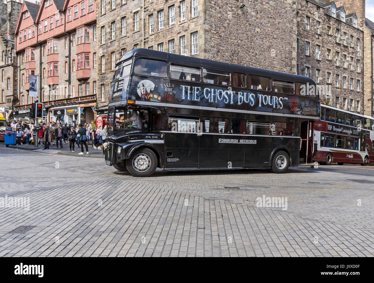 Die Ghost Bus Touren Bus ist in lawnmarket von Bank Street in Edinburgh Festival Fringe Edinburgh Schottland Großbritannien 2017 Stockfoto