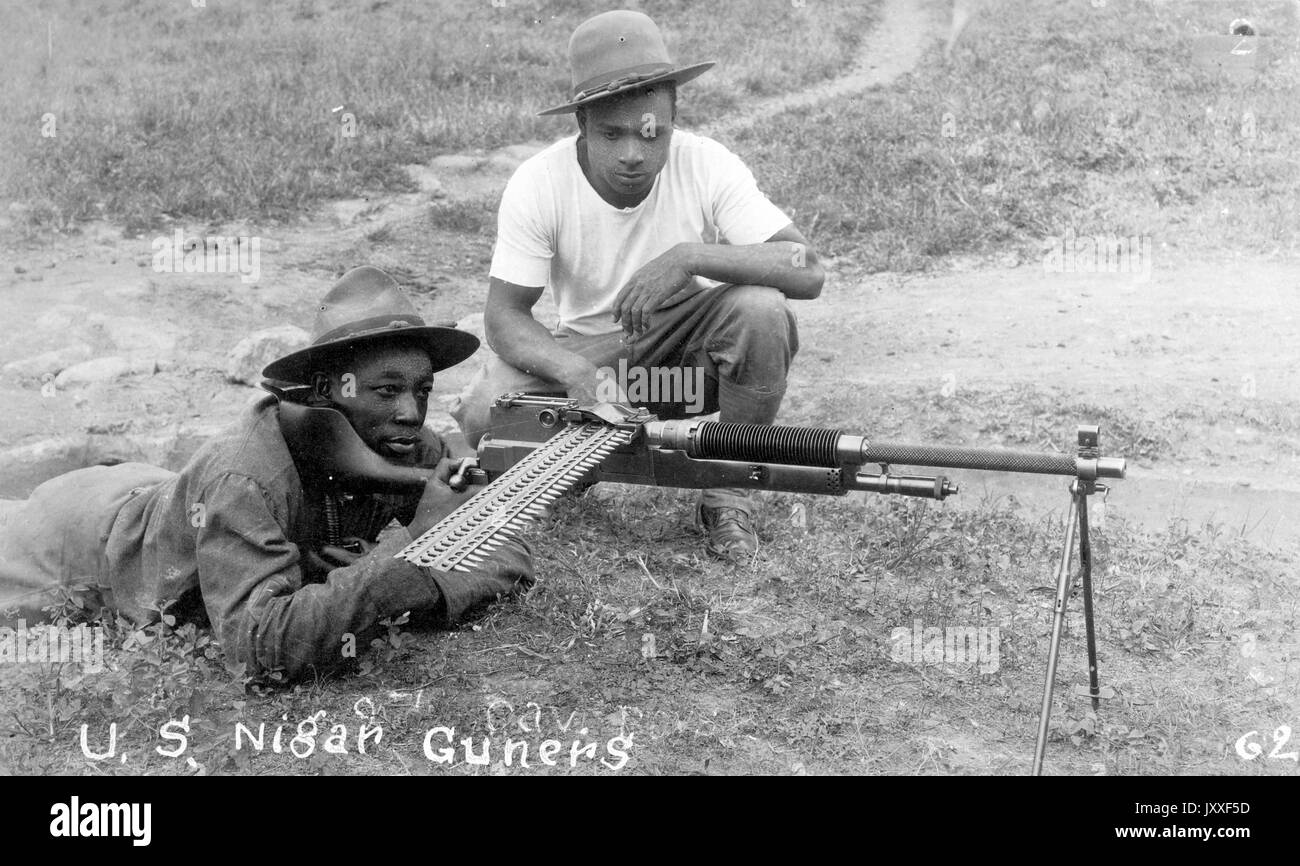 Zwei afroamerikanische Soldaten sitzen mit einer Waffe, einer liegt auf dem Boden hinter der Waffe konzentriert sich auf das Ziel, der andere kauert neben der Waffe beobachten auf, Foto heißt US Nigar Guns, 1920. Stockfoto