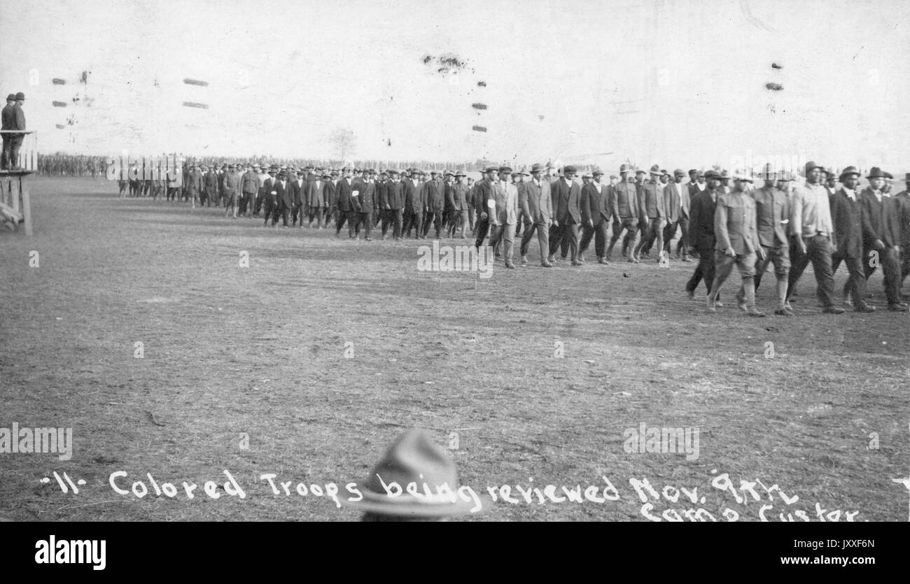 Die farbigen Truppen am 9.November überprüft werden, Como Custer, die Truppen gehen in organisierten Linien auf einem Feld, während zwei Männer auf einer Plattform, 2. November 1920. Stockfoto