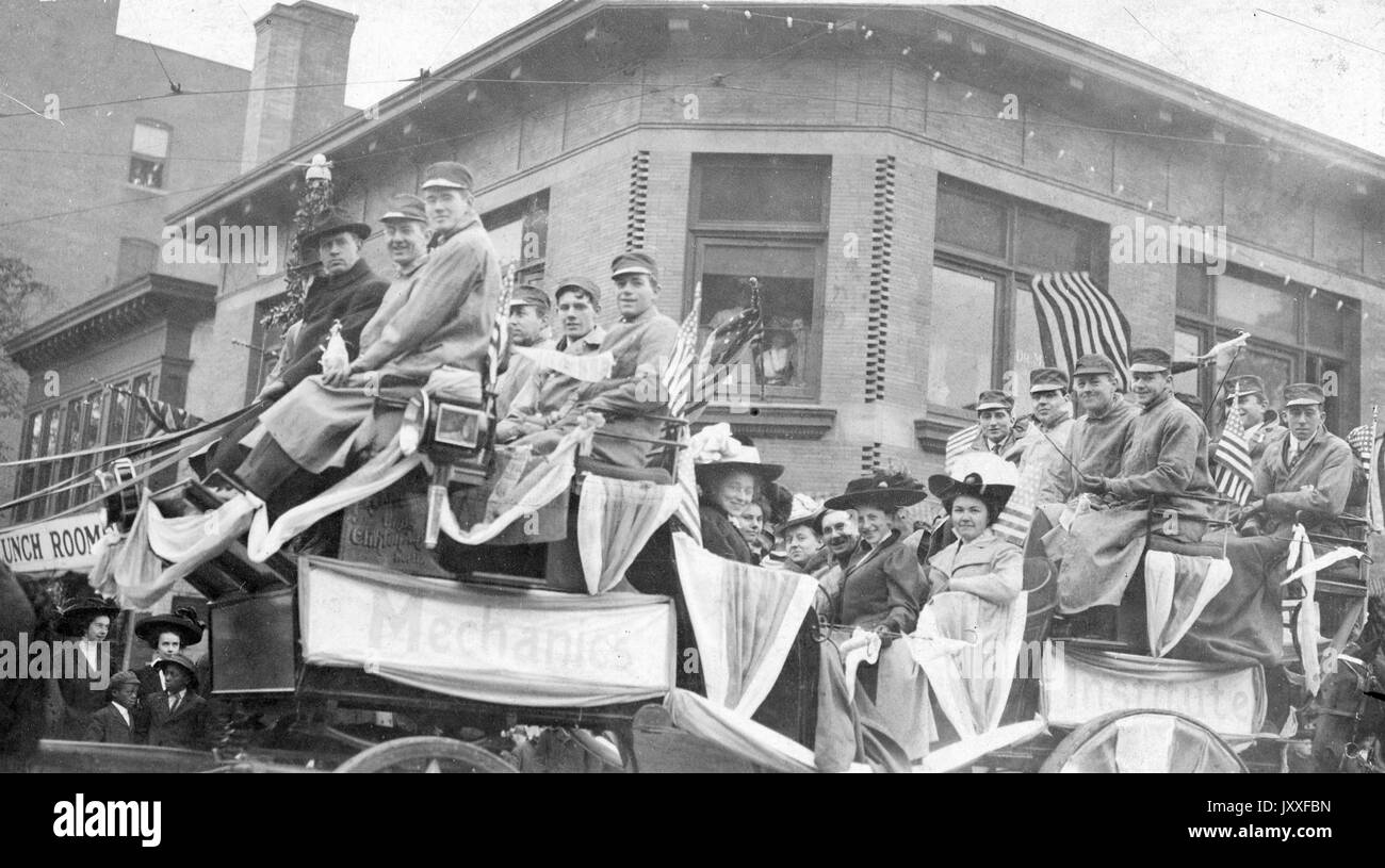 Parade der Truppen nach dem Ersten Weltkrieg, eine große kutsche hält Männer und Frauen und der Schlitten hat Anzeichen für Mechanik Institut, ein Gebäude im Hintergrund, 1920. Stockfoto